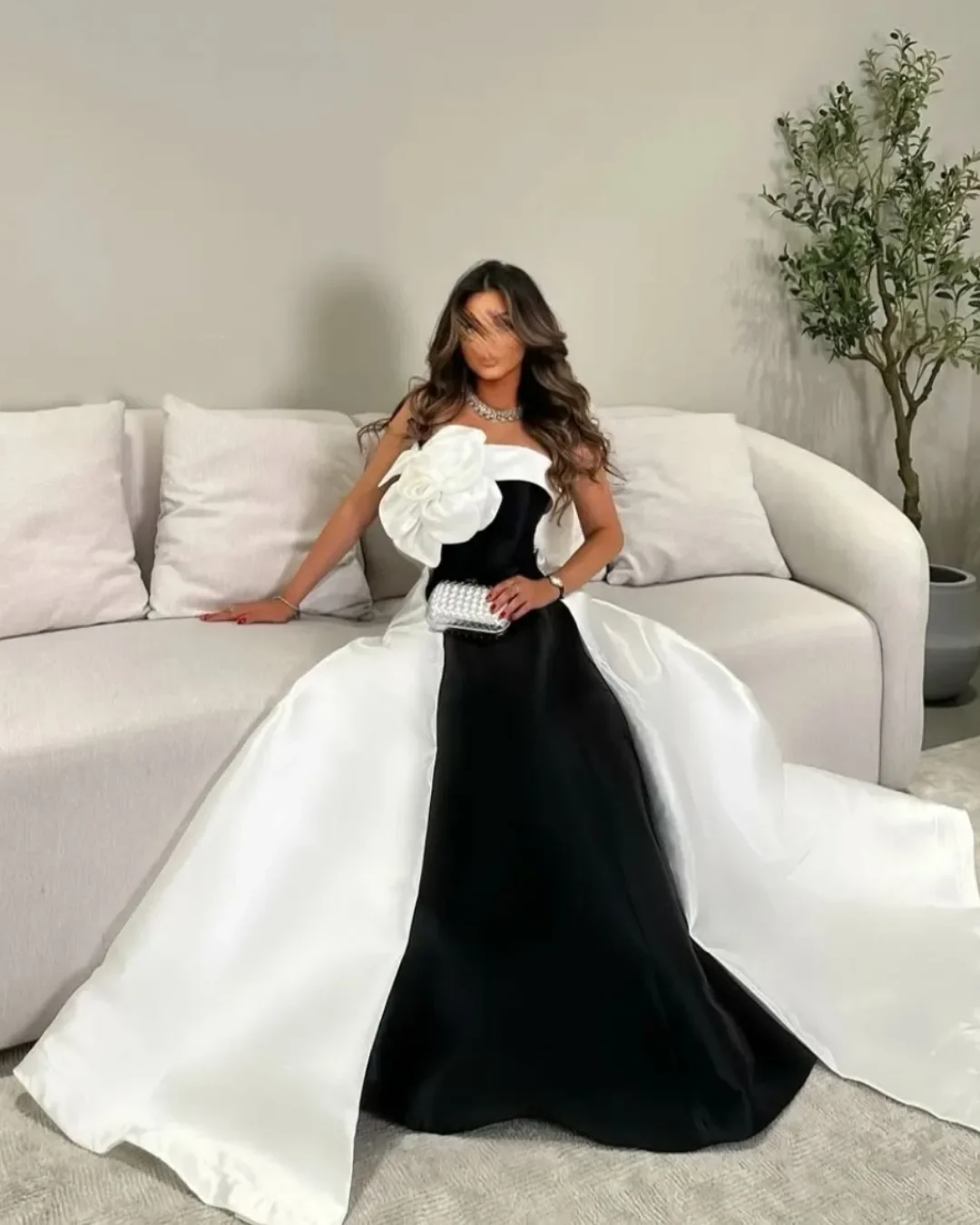 Abiti da ballo eleganti in bianco e nero personalizzati Abito da sera lungo fino al pavimento senza maniche in raso Abiti da festa formali con applicazioni a trapezio