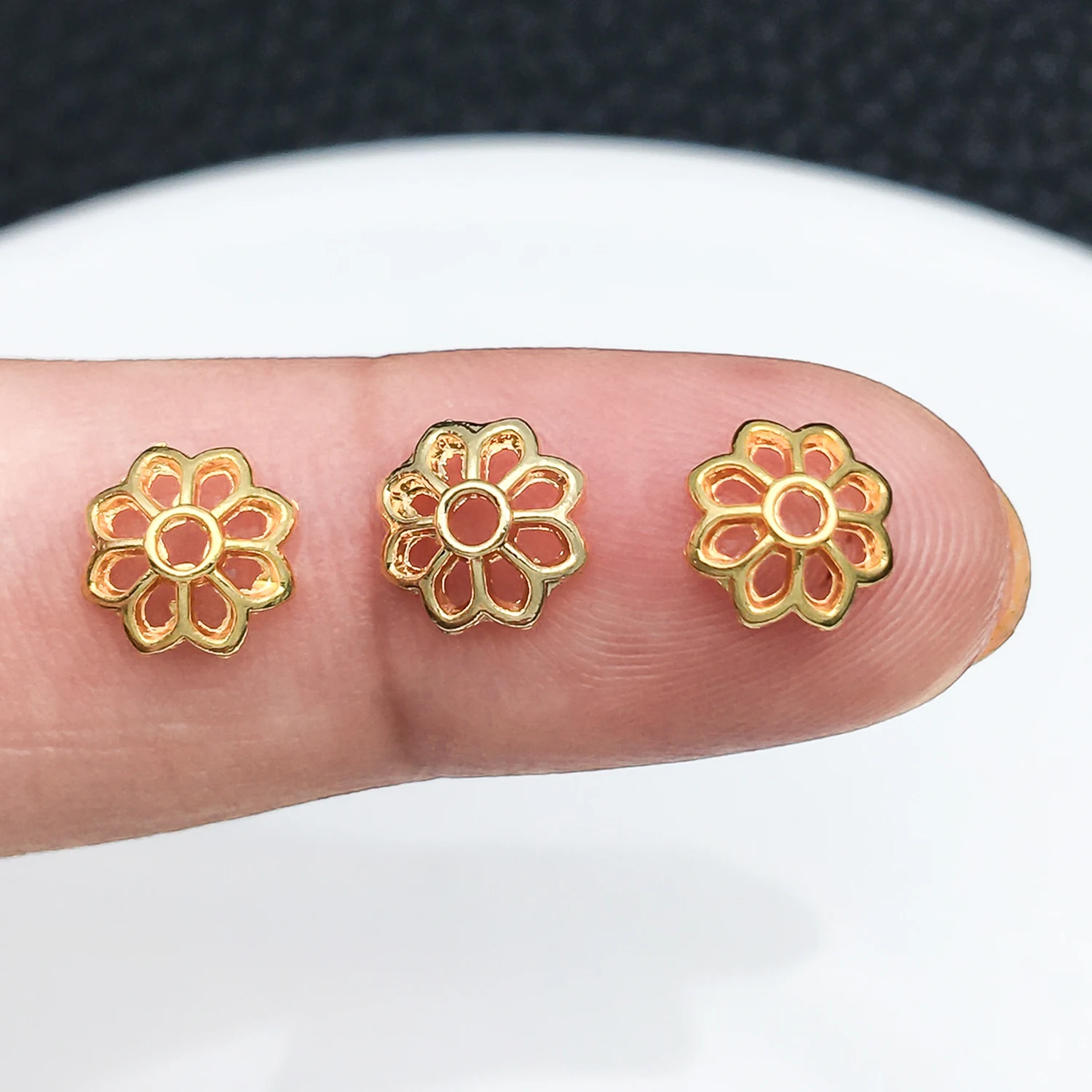 10 個 7 ミリメートル中空花びらエンドキャップラウンドビ - Flower Supplies のレビューと価格