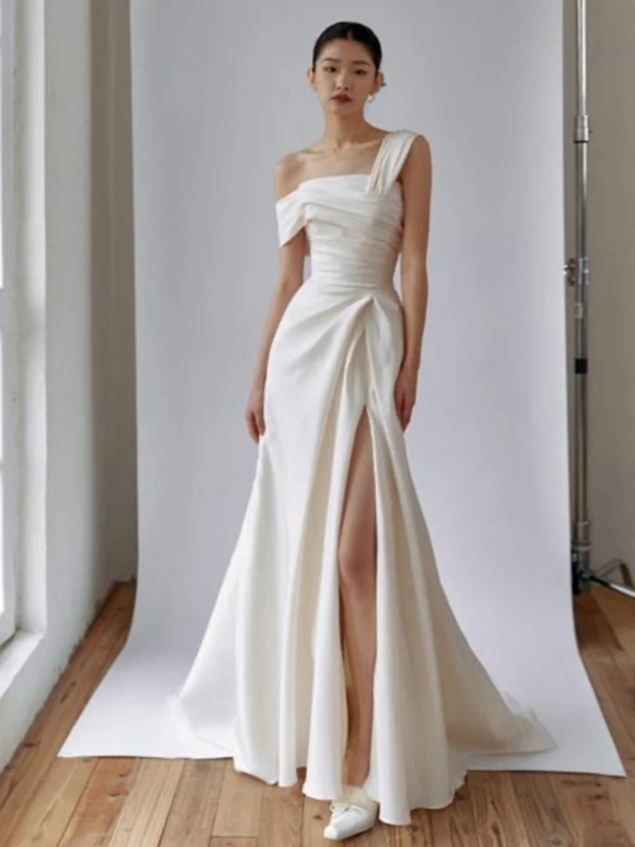 

Элегантное атласное платье на одно плечо для свадебного приема, стройнящее, для встреч с гостями, легкое, для использования в отелях и помещениях.