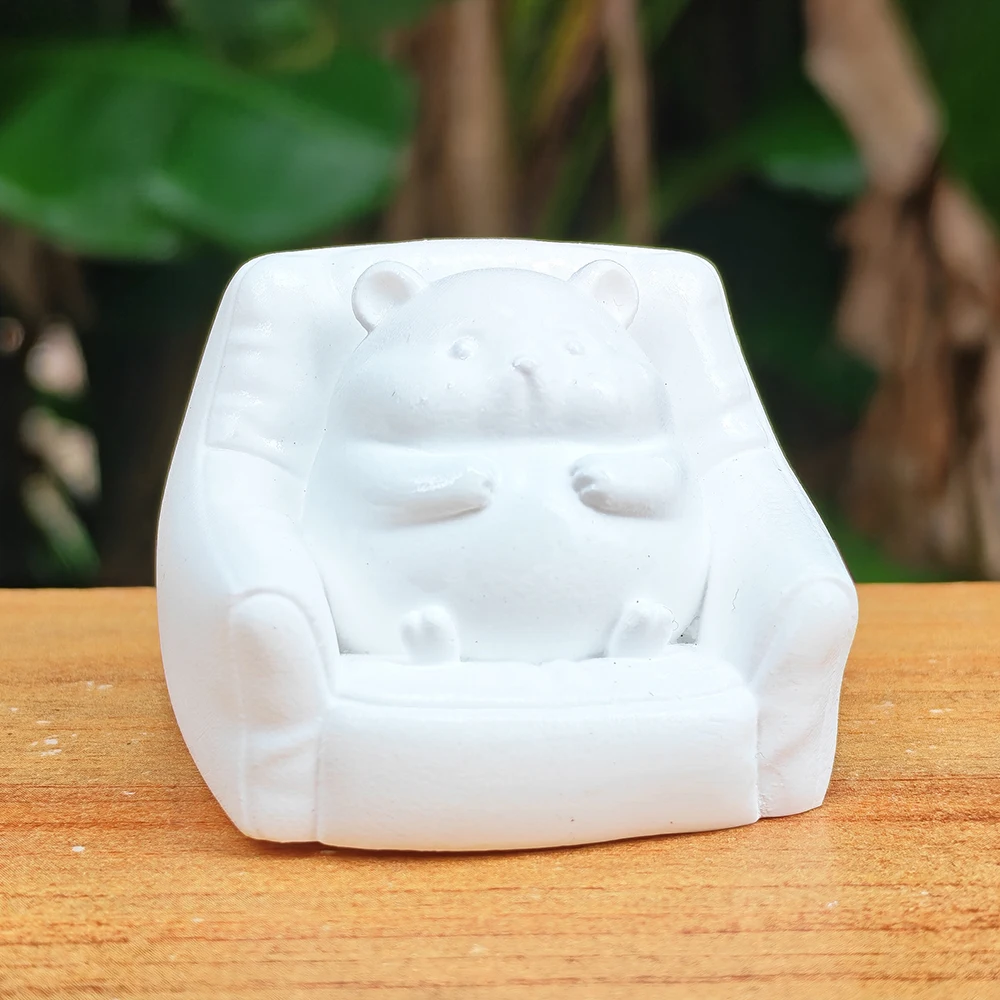 1.9-Inch Hamster Figurine on a Sofa, Modern Style, Artistic Style, Suitable for Halloween Decorations, Creative Desktop Ornaments, Party Decorations, Housewarming Gifts, Fireplace, Office, Back-To-School Season Gifts, Study Room