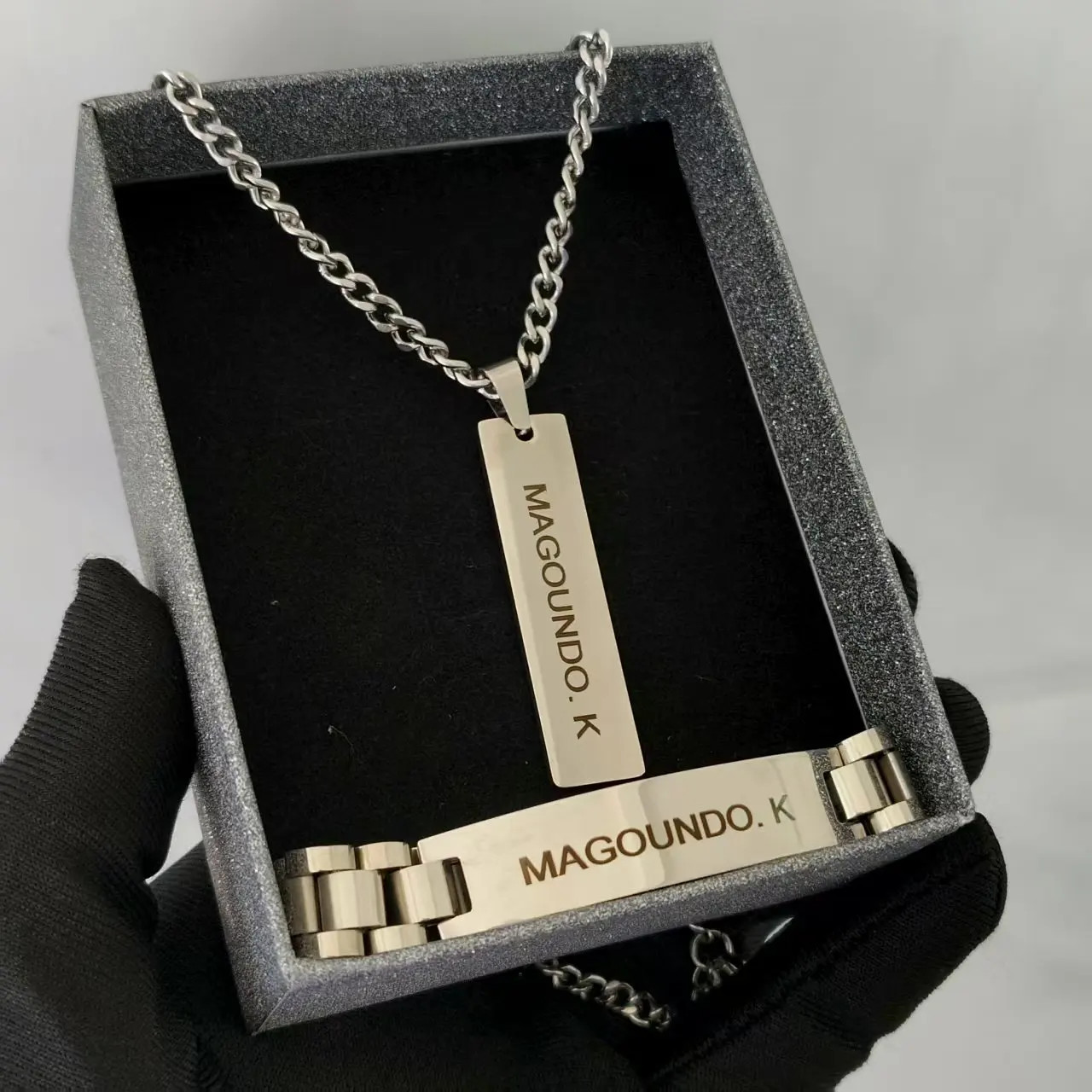 DCEE 2025 بالجملة مجموعة اسم مخصص رسالة/شعار شخصية قلادة وسوار مجموعة هدايا عيد الميلاد مبيعات المصنع مباشرة