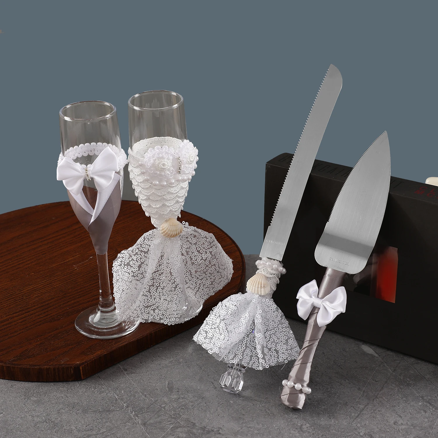 

Elegant 4-Piece Wedding Champagne Glass And Cake Tableware Set for Toasting Perfect Gift for Couples Brides And Grooms