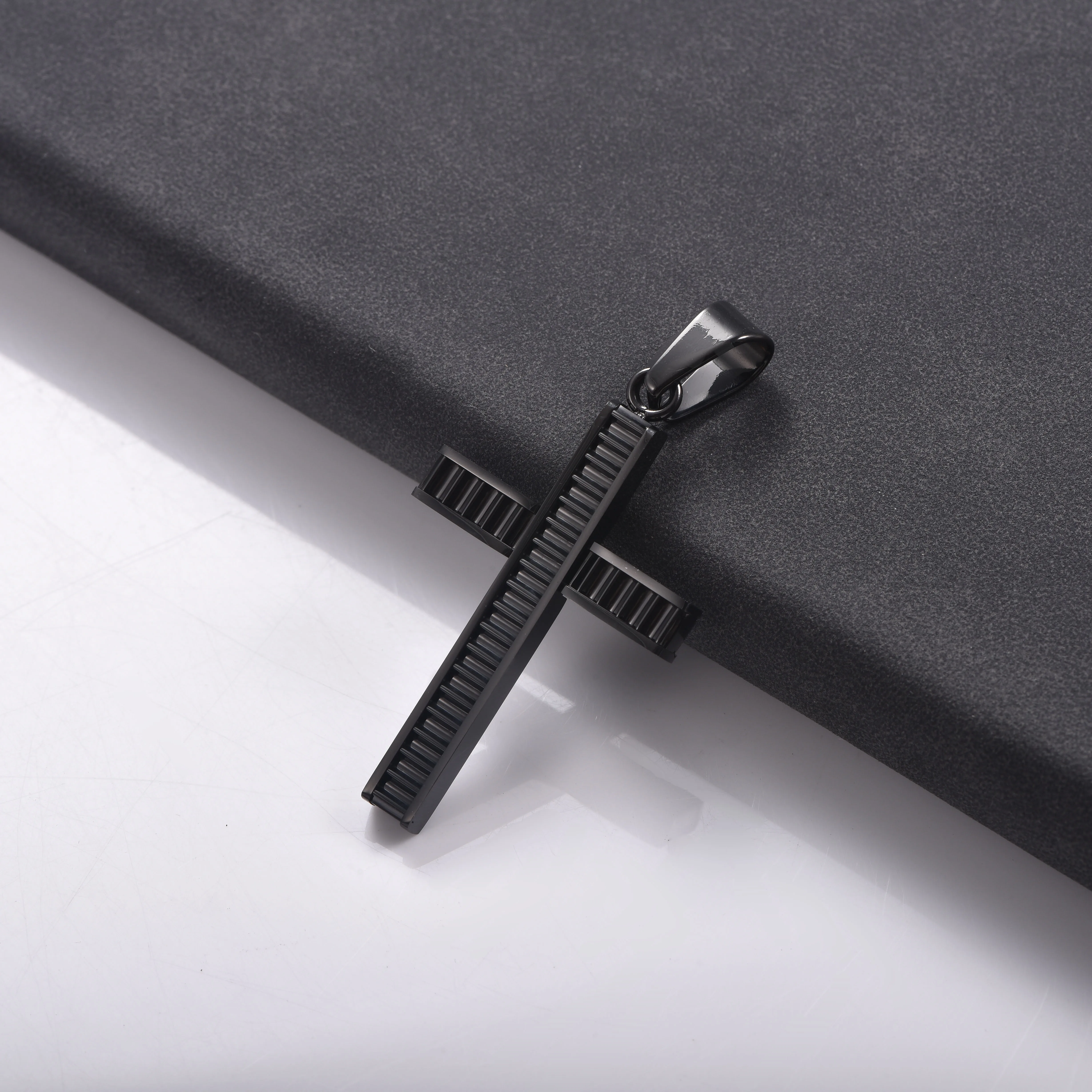 Strukturierte Kreuz-Anhänger-Halskette aus Edelstahl, Unisex, Herrenmode, Hals-Schmuck, Geschenk – Detail 1