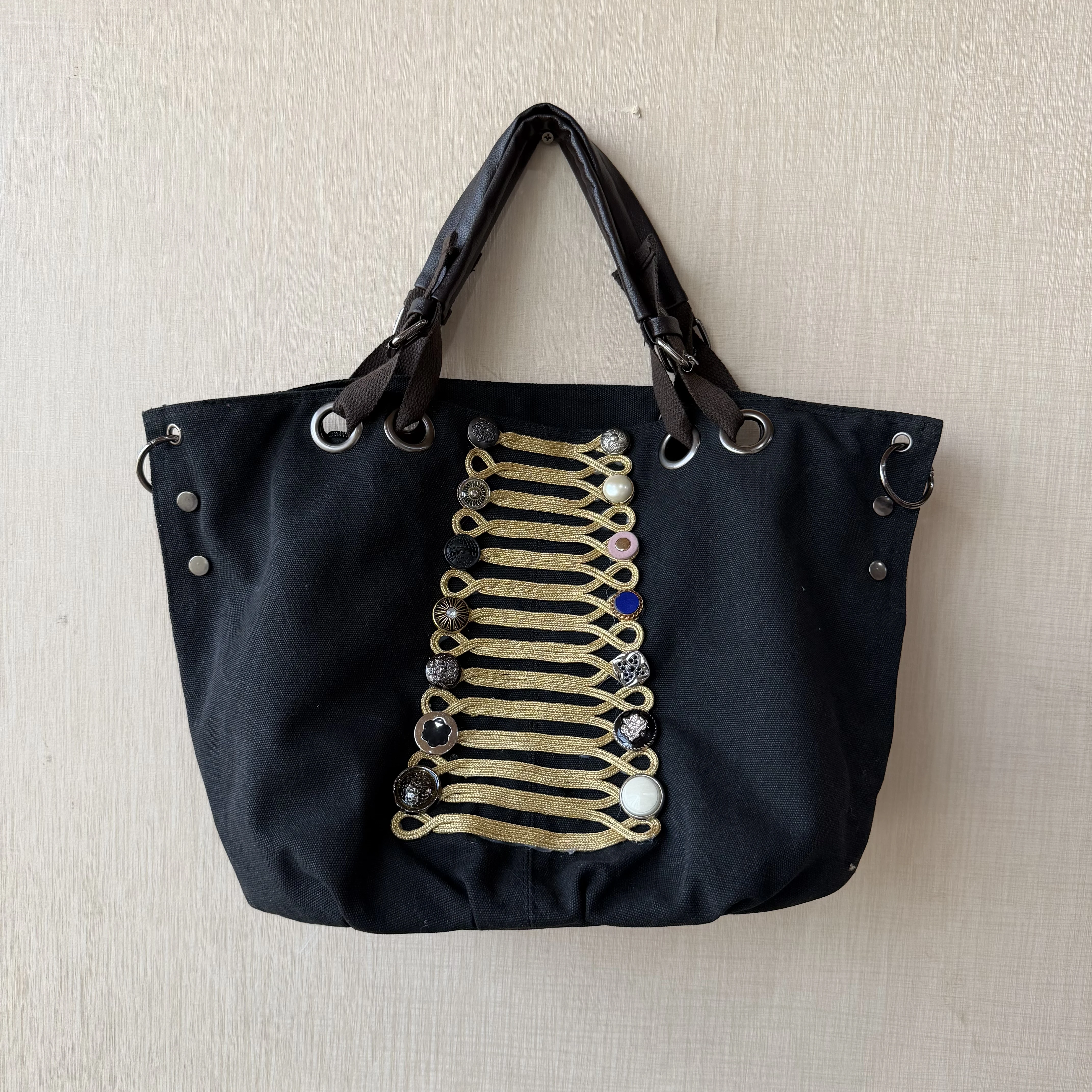 Original Designer Canvas-Tasche für Damen mit Nieten-Verzierung und Metall-Handgriff, Modische Schultertasche für Frauen – Detail 3