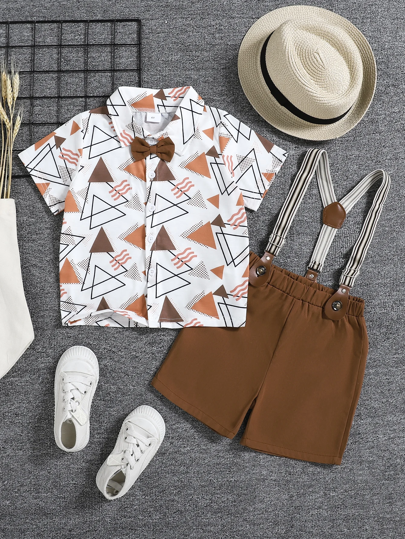 Boys' Summer Fashion Gentleman Outfit, Academy-Style Clothing, Geometric Triangle Print Shirt + Brown Suspender Shorts, Includes Bow Tie, British Style Design, Casual and Comfortable Boys' Gentleman Outfit