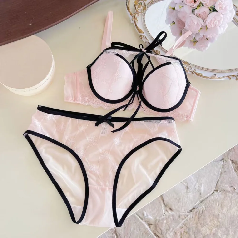 セクシーな YUQI Women Halter Lace Bralette Wireless Light Support Bra Back Bow Design Casual Intimates Dating And Party Wear 32-38AB