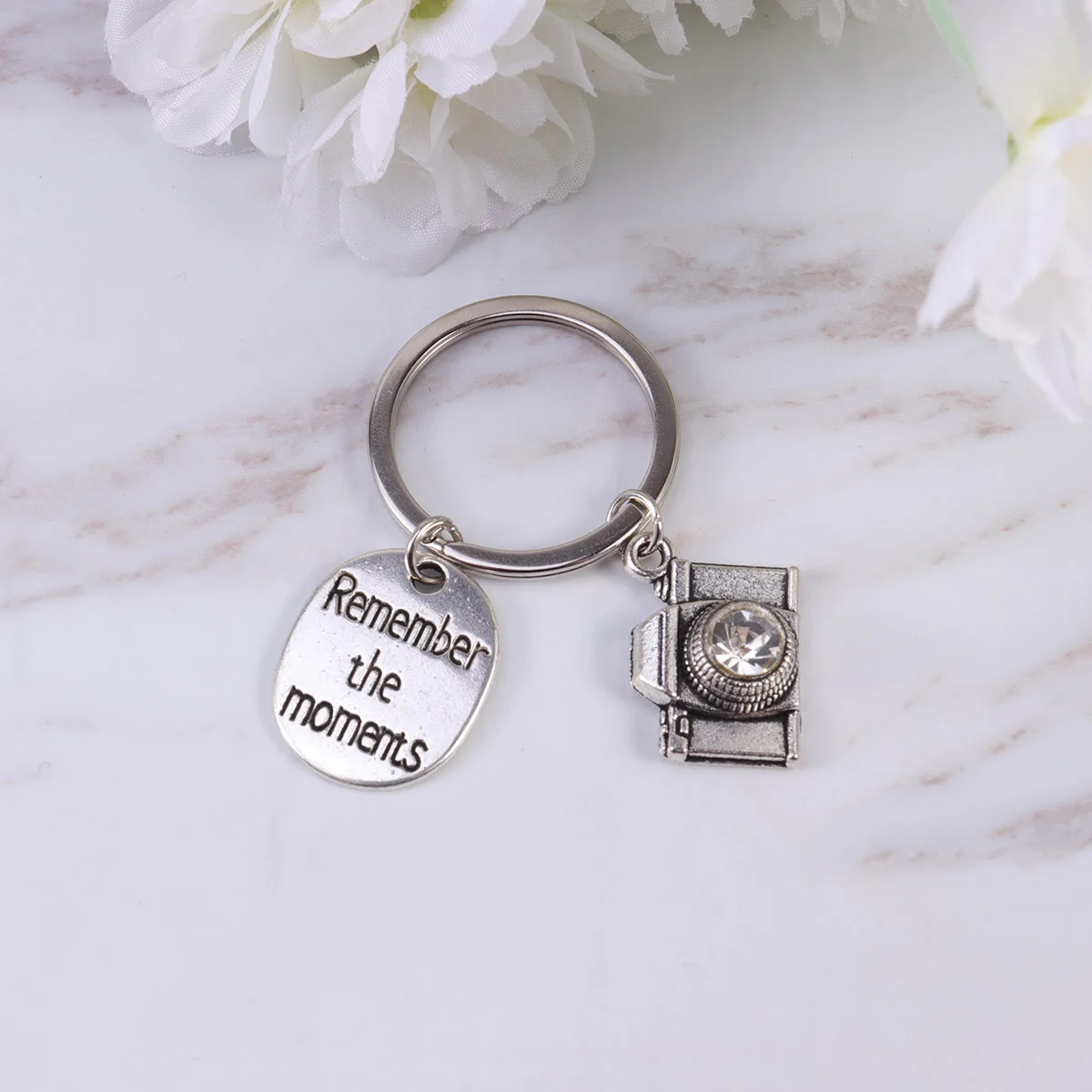 Metal Key Ring Key ChaiMetal Key Ring Key Chain Creative Diamond Camera Shape Pendant for Friendsn Remenber the Moments Creative