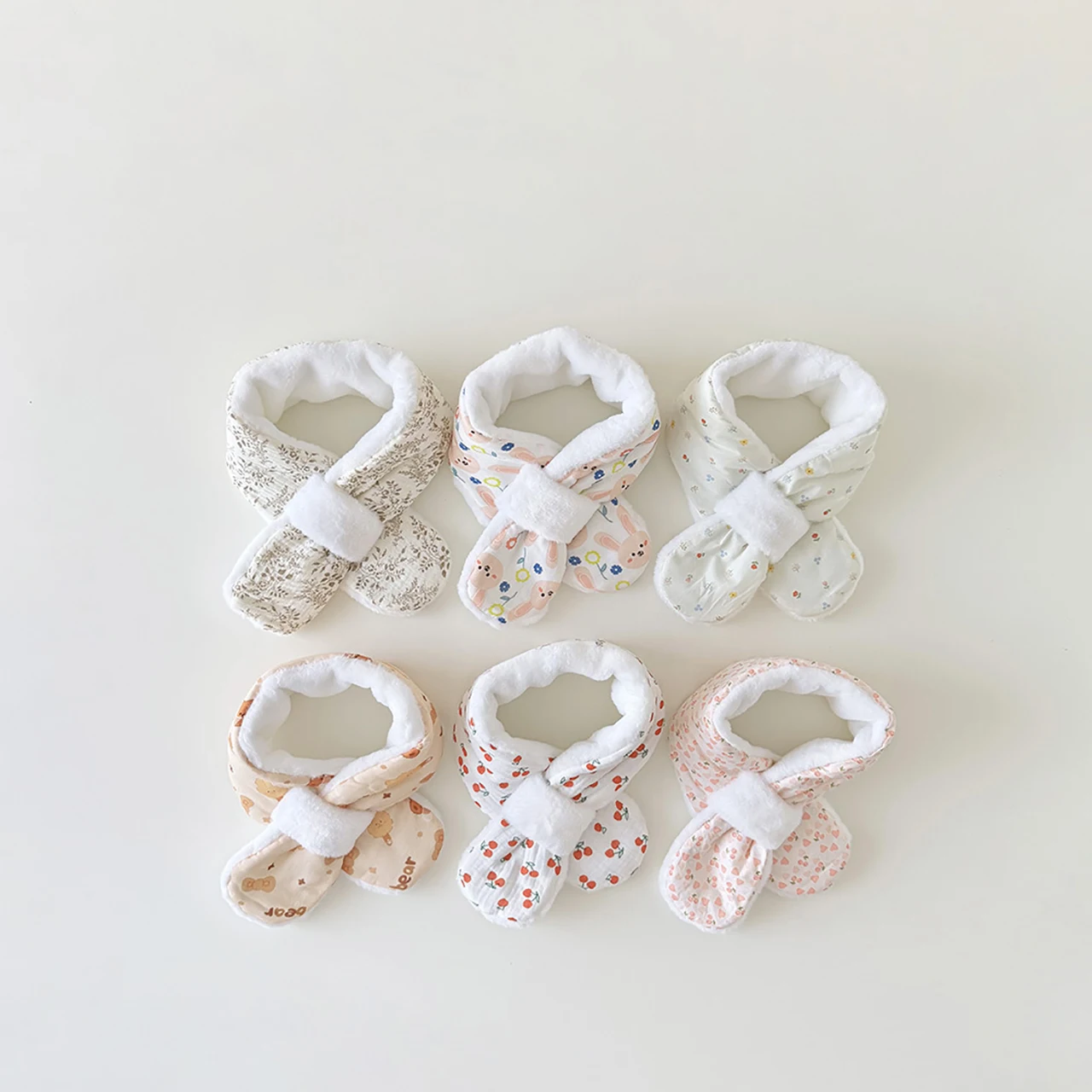 قفازات أطفال لطيفة ورائعة للشتاء الدافئ من زهور الكرز على شكل أرنب ناعمة وسميكة ومضادة للبرد قفازات متقاطعة للفتيات الصغيرات منديل للأطفال