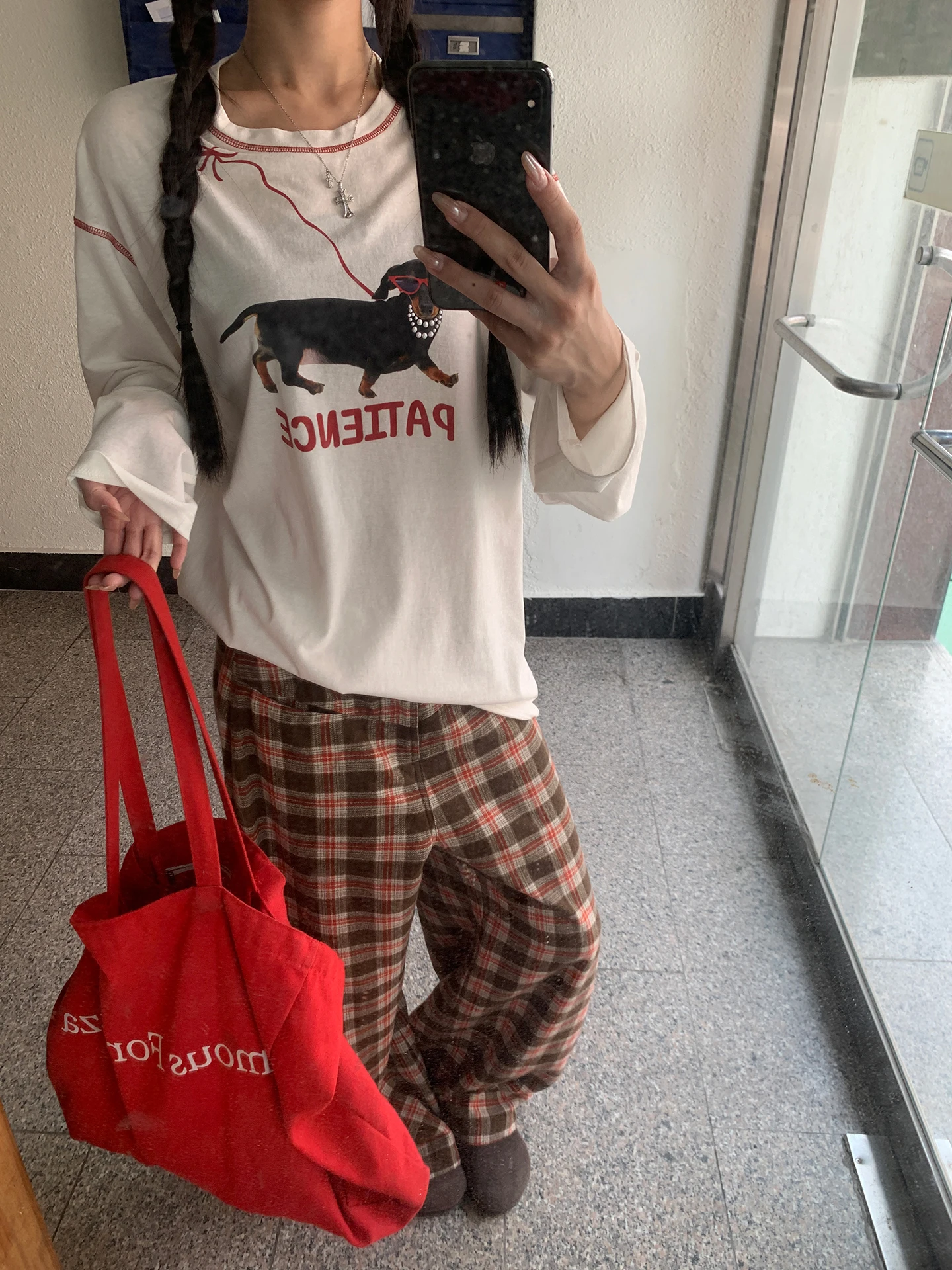 قميص نسائي طويل الأكمام بتصميم فريد وجذاب باللون الأبيض للسيدات الشابات #4