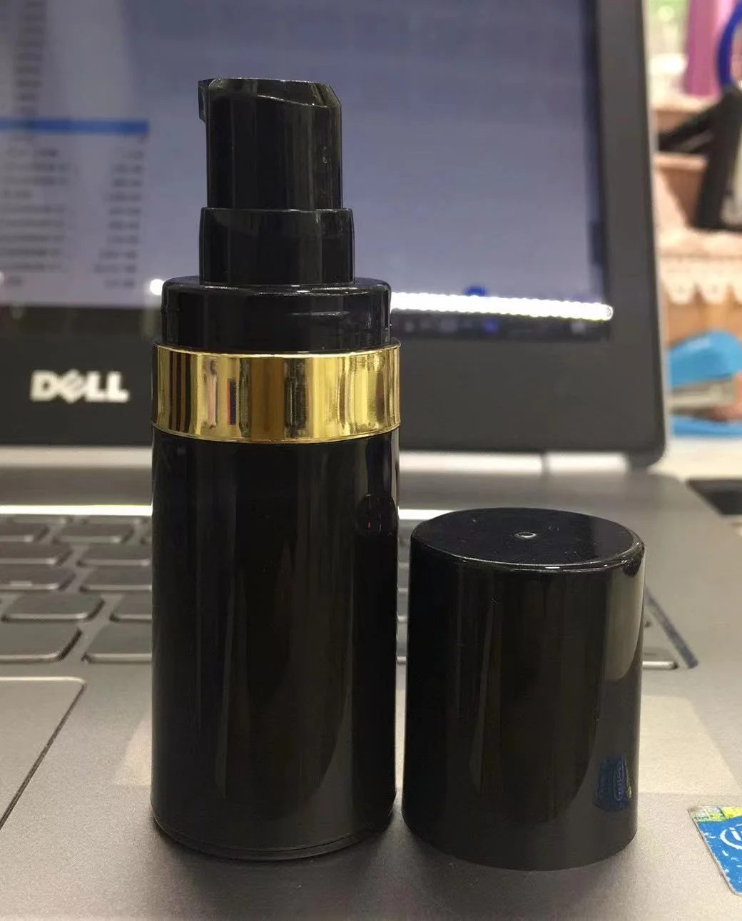 15ml 30ml 50ml branco airless garrafa de vácuo fundação de maquiagem e soros vazio recarregável recipiente de produtos de higiene pessoal bomba de prata