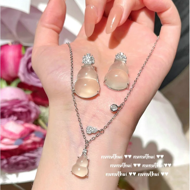 

New Chinese Style Horse Feed White Jade Agate Gourd Earrings Same Style as MiMi White Chalcedony Gourd Zircon Necklace Set