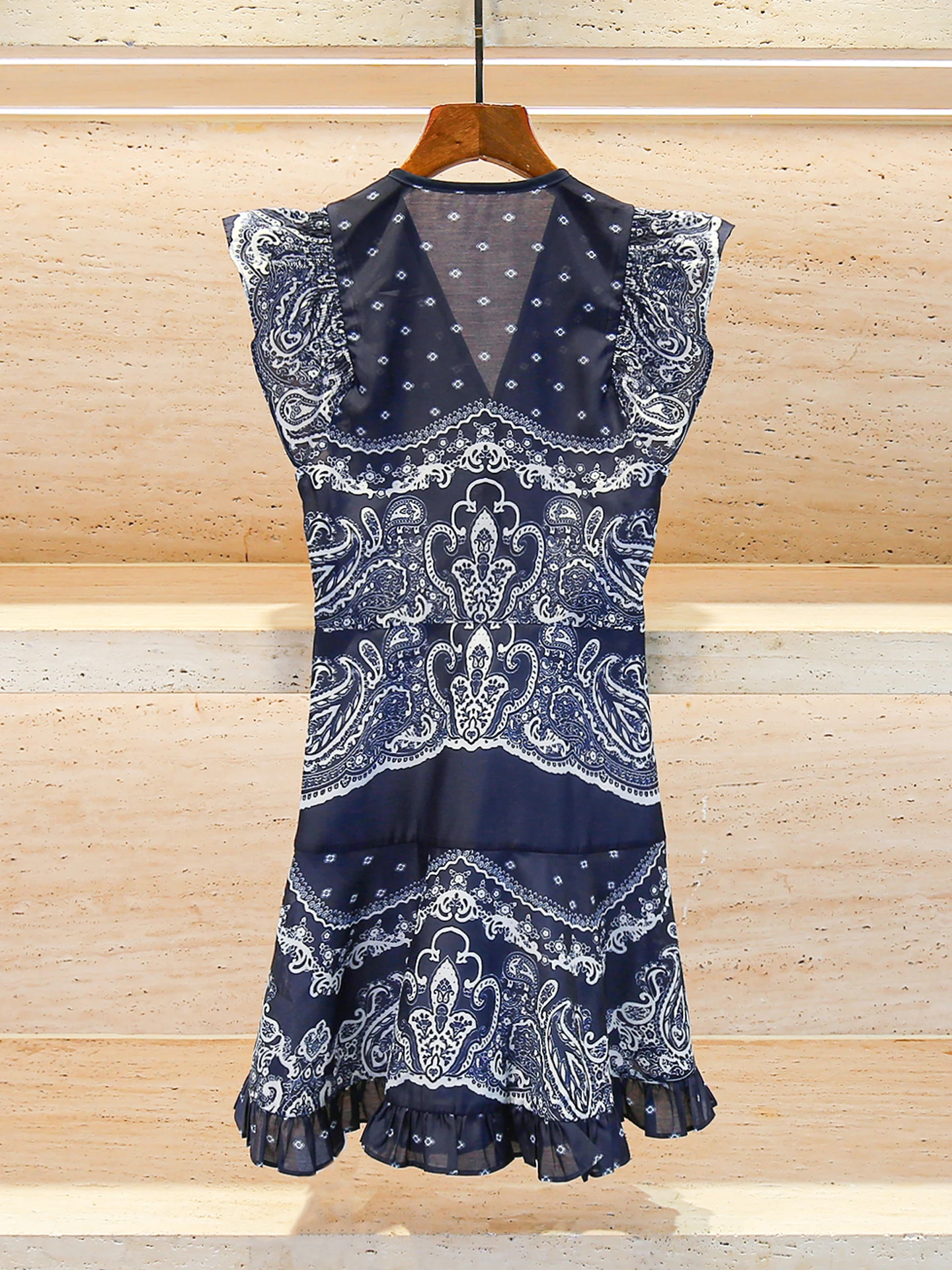 Vestido E com Decote em V e Estampa, com Barra em Camadas para Mulheres, Silhueta A-line de Cintura Alta, Estilo de Tr...