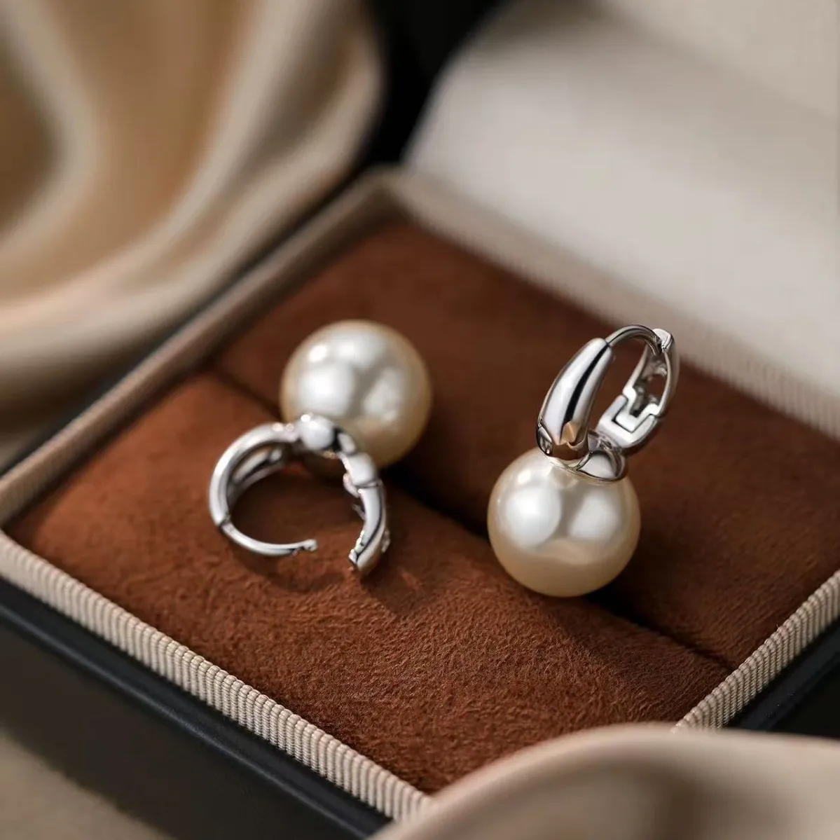 

925 Silver Pin Pearl Earrings Light Luxury High-end Women Earrings Hepburn French New Hot Button Design Stud Earrings