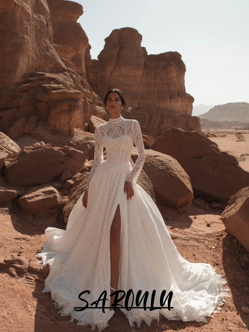 SAROULU Bescheidenes, langärmliges Spitzenhochzeitskleid, edles A-Linien-Brautkleid, individuelles Brautkleid, offener Rücken, verträumte, zarte Brautmode