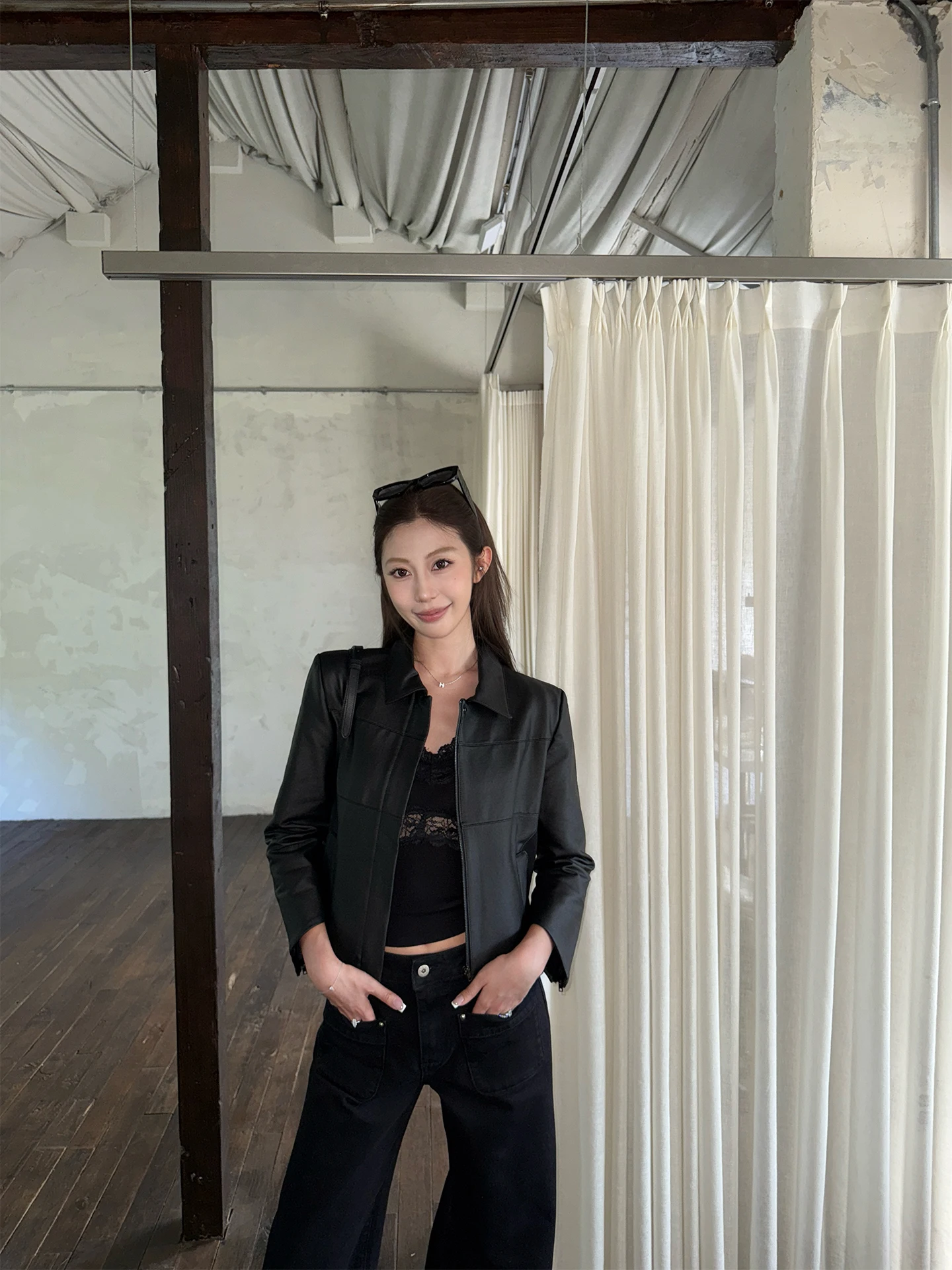 เสื้อแจ็คเก็ตหนัง PU 4PRIL สำหรับผู้หญิง สไตล์เรโทรเท่ห์ ทรงเข้ารูป คอปกพับได้ ตัดต่อสีดำ เสื้อคลุมลำลองสำหรับฤดูใบไม้ร่วง