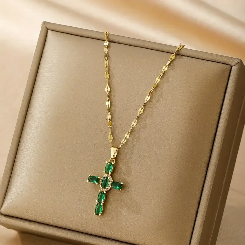 The Green Luxury Banquet Cross Pendant Necklace Gives Women A Sense of Light Luxury and Niche Design