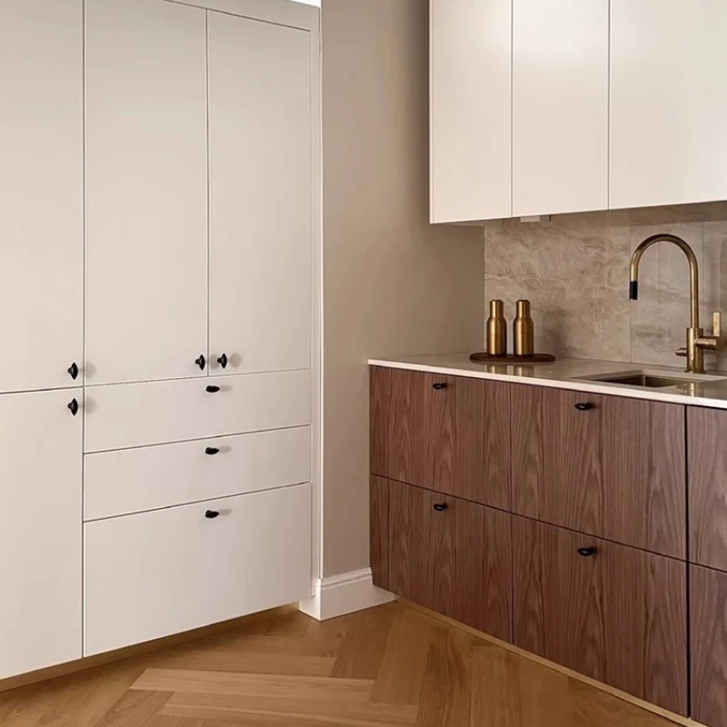 خزانة بمقبض باب خزانة الملابس على شكل زيتوني بسيط من النحاس مع خزانة أحذية سوداء غير لامعة ذات طابع شخصي بسيط ومقبض صغير