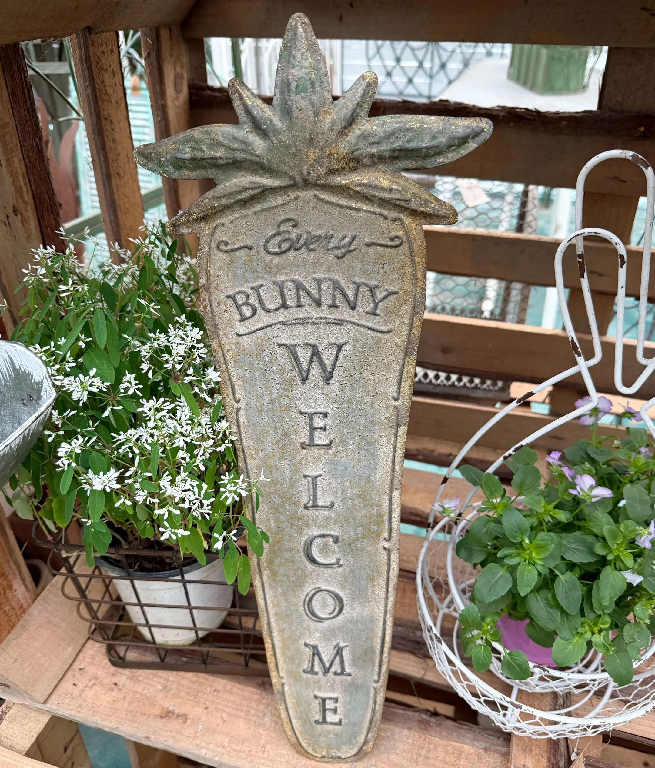 

Vintage Garden Welcome Sign, Rustic Metal Carrot Design Wall Plaque, Decorative Outdoor Decor, 20.8 x 8.3 Inches