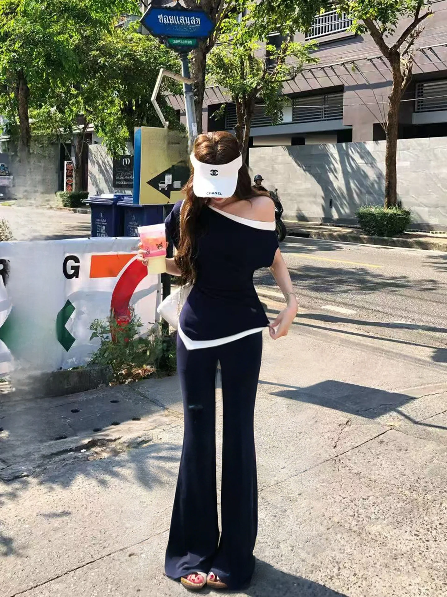 

Модный комплект для ранней весны: футболка Slim Fit и повседневные брюки с высокой талией, а также топ с открытыми плечами и коротким рукавом.