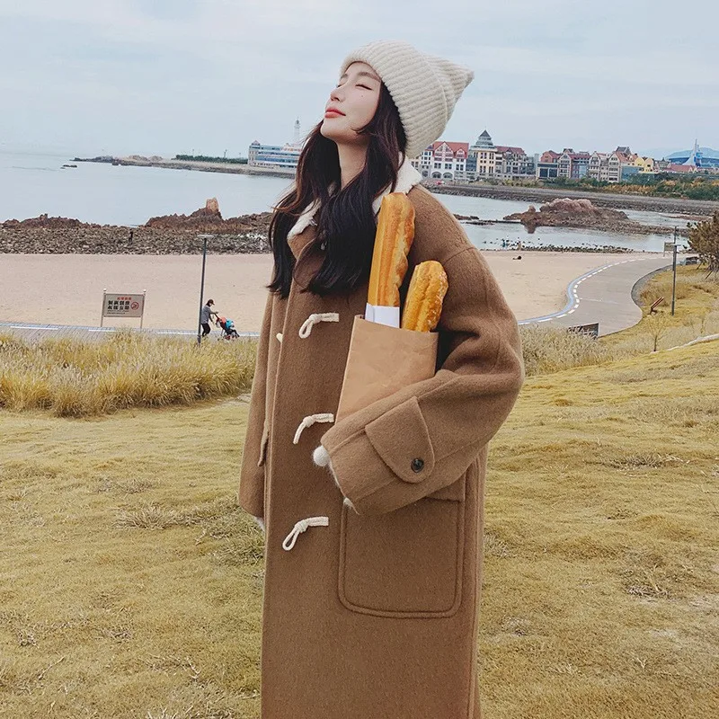 

A mid-length women's woolen coat with horn buttons college-style lambskin lapel and cotton wool