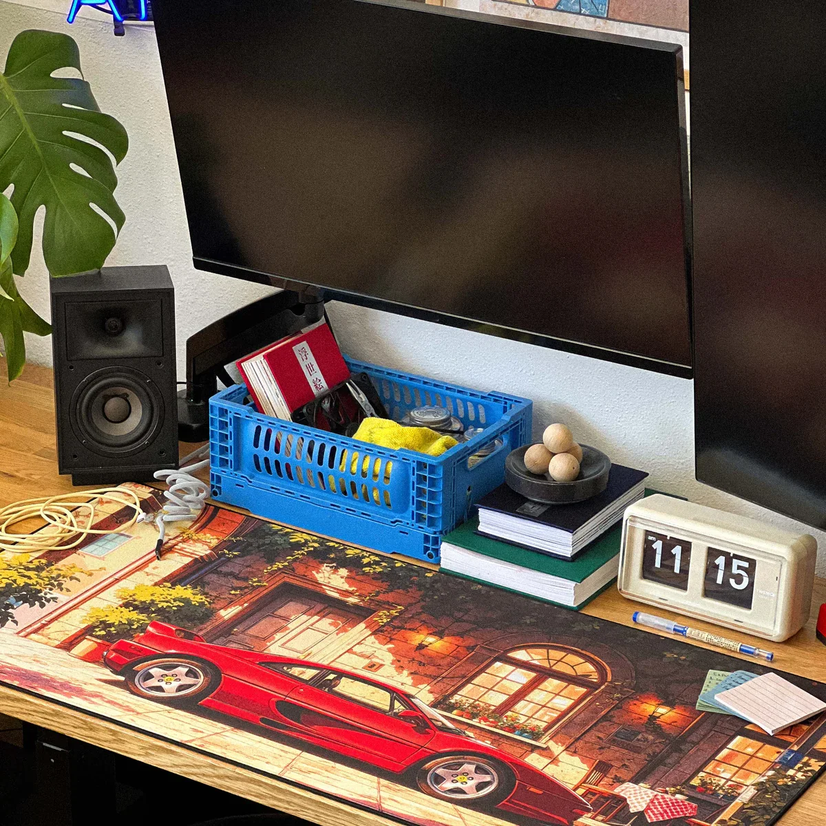 

Коврик для мыши в европейском дворе: гладкий красный спортивный автомобиль рядом с при выносной лозой, зарабатывает ваш стол с помощью континентальной элегантности