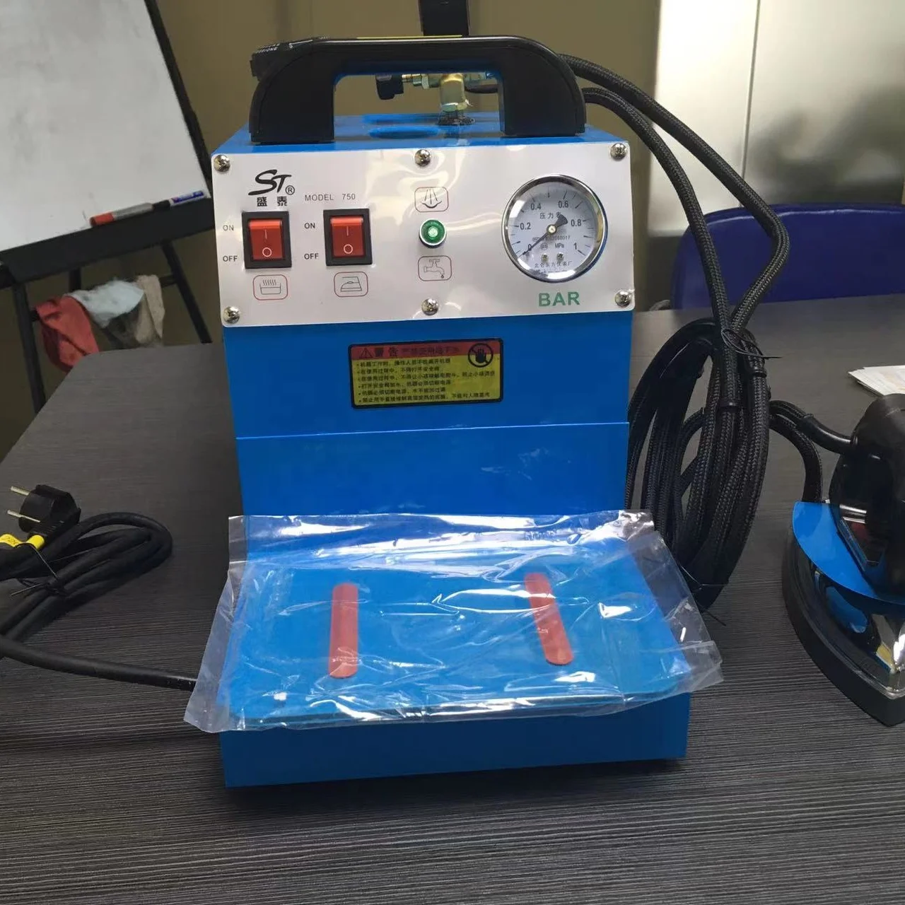 

ST-750 Portable 4L Boiler Steamer Garment Iron Electric Dry Steam Ironing for Household Mini Doll Accessories Gas Battery