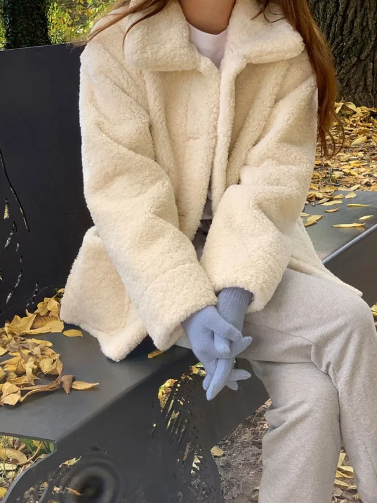 เสื้อโค้ทขนแกะสไตล์เรโทรสำหรับผู้หญิง คอลเลคชั่นต้นฤดูใบไม้ร่วง รุ่นใหม่ ปี 2025 แฟชั่นทันสมัย อุ่นสบาย สีนม สำหรับผู้หญิง