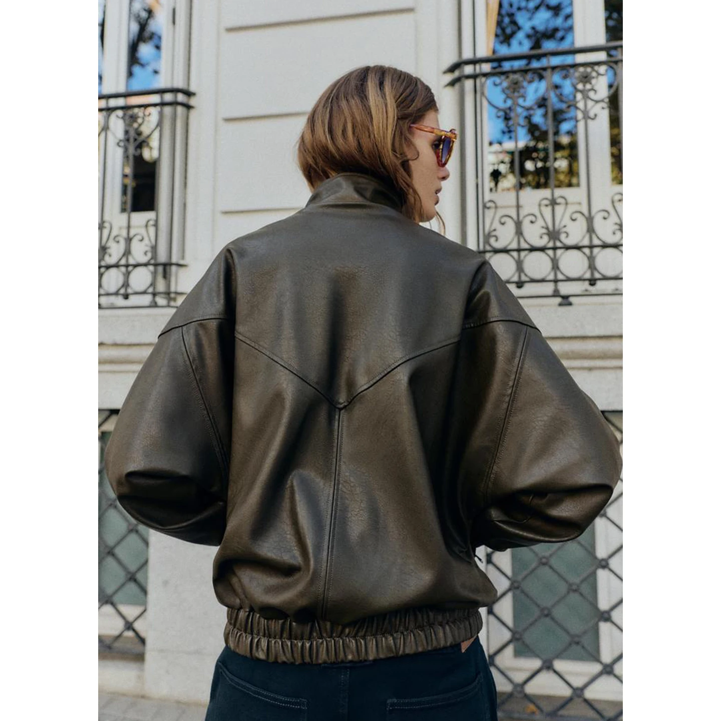 Zimowa damska kurtka pilotka z zamkiem błyskawicznym, długim rękawem, stójką, wykonana ze skóry PU, z włókna poliestrowego 100%, o regularnej długości.