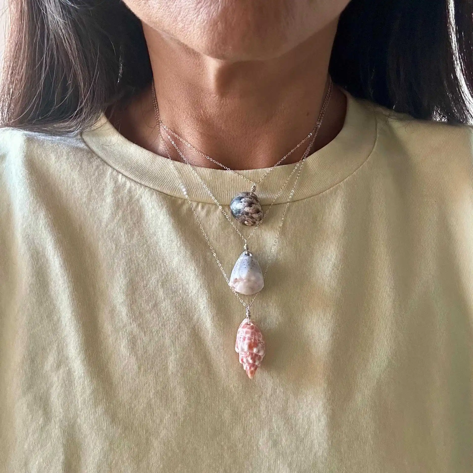 Fashion natural pink and white pattern conch shell necklace hand-wound collarbone chain niche holiday style jewelry