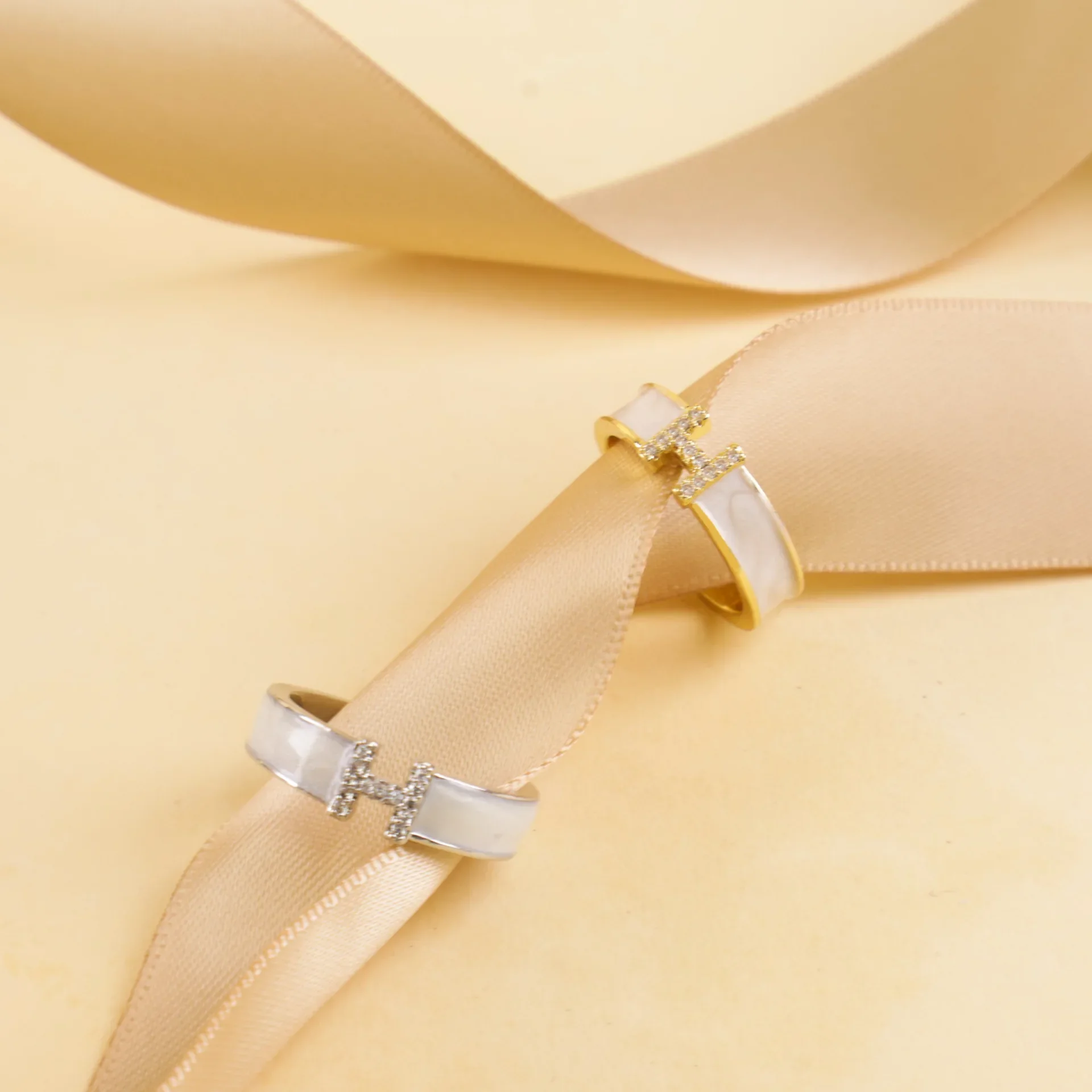 أنيقة H رسالة الزركون حلقة مفتوحة للنساء الفاخرة الحد الأدنى تصميم المشاعر الراقية INS موضة الاتجاه الإكسسوارات والمجوهرات