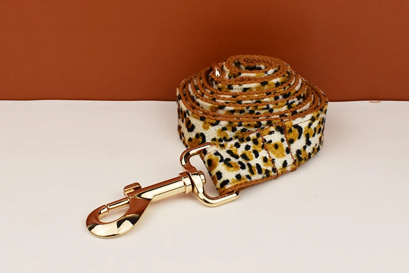 Neu eingetroffen: Personalisiertes Designer-Logo mit Leopardenmuster auf brauner Basis – Weiches Baumwoll-Hundehalsband, Leinen, Geschirr, Kotbeutelhalter, Tier 01 – Detail 4