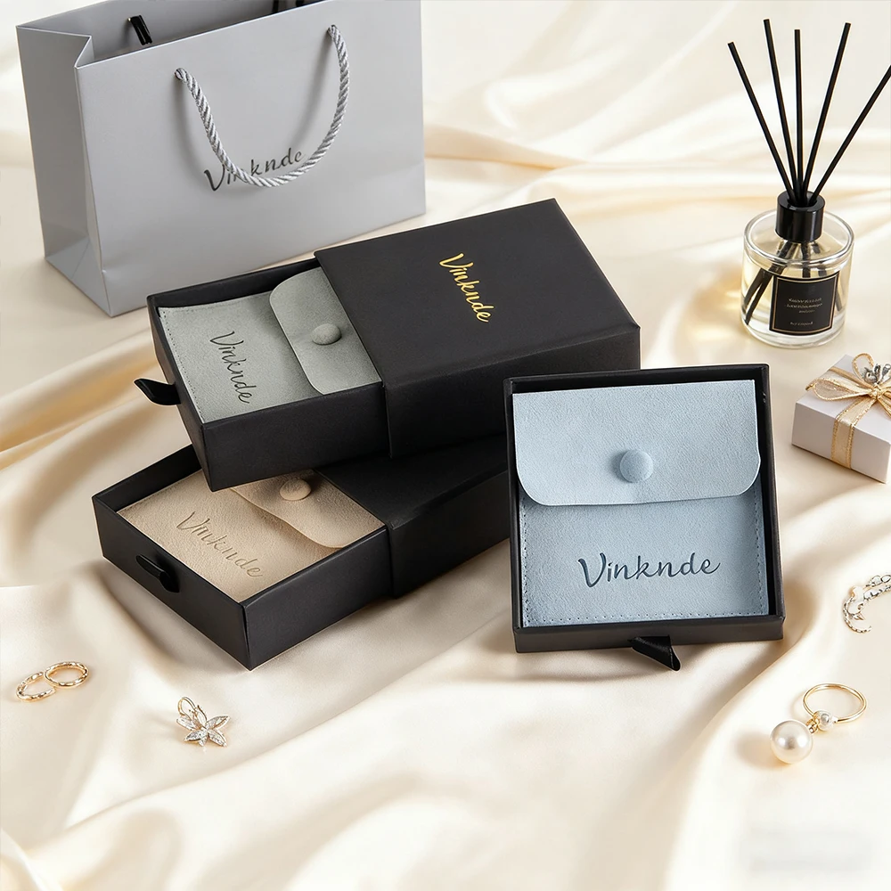 

Оптовая продажа, роскошная черная картонная шкатулка для драгоценностей 10x10x2 см с чехлом из микрофибры, сумка на кнопках, индивидуальный логотип, ящик для бумаги, ящик для хранения