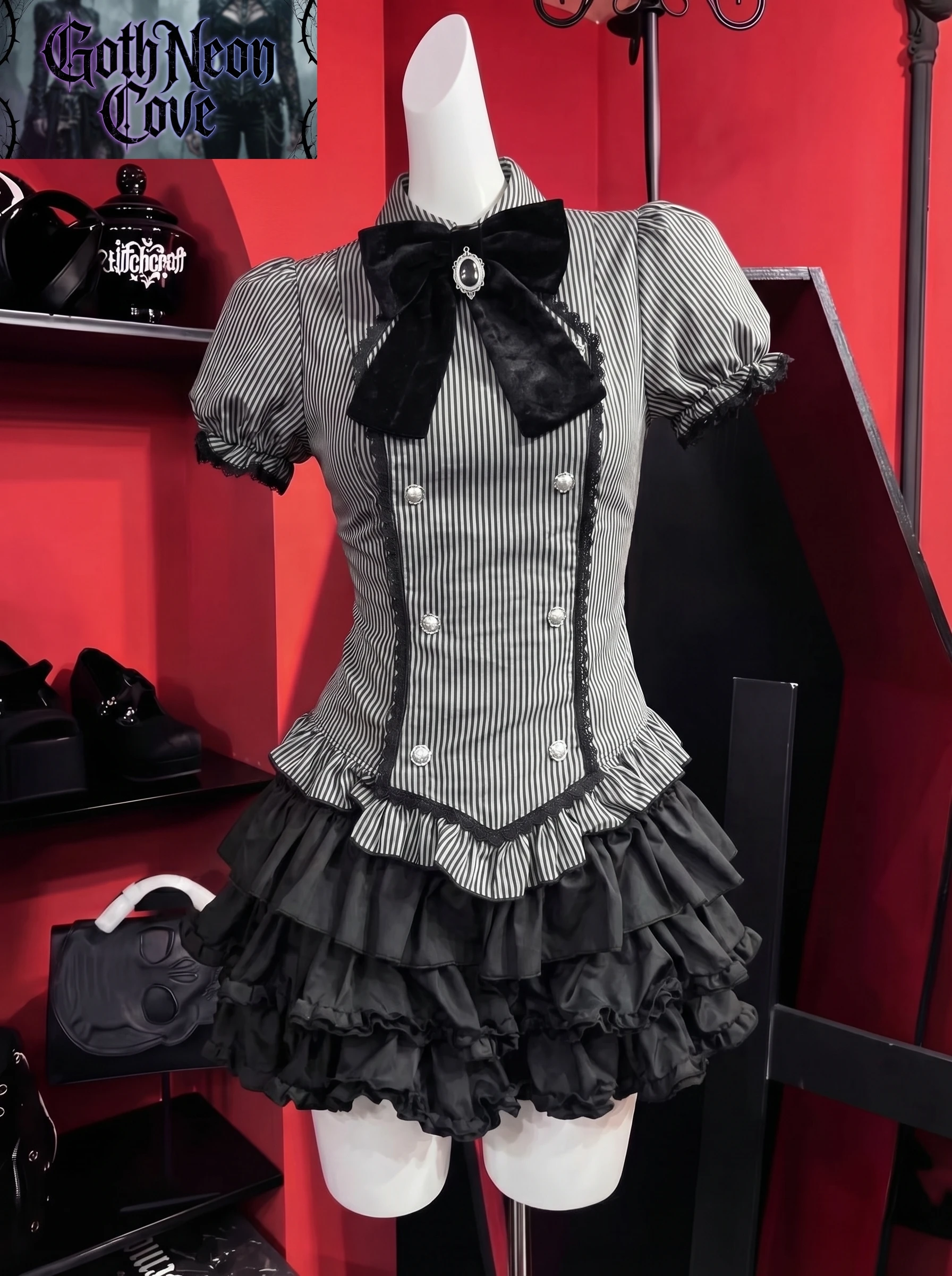 

Японский комплект Harajuku Yami Kawaii из 2 предметов: женская футболка с коротким рукавом в полоску + мини-юбка с оборками в стиле Y2K, комплект Jirai Kei