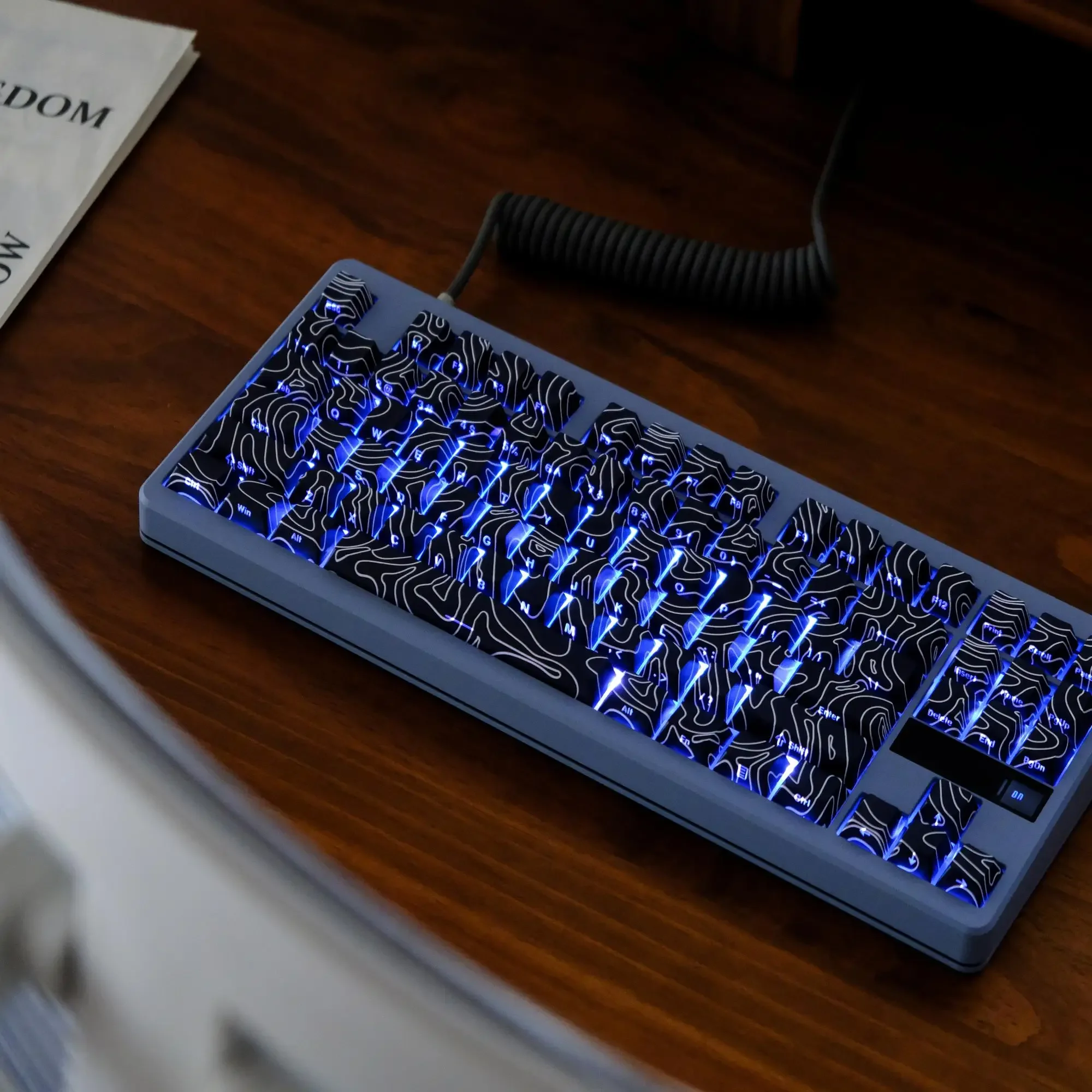 

Черный контурный колпачок с гравировкой по бокам, 129 клавиш, пятисторонняя термосублимация, сторона из ПБТ, прозрачный светопропускающий колпачок Keyboa