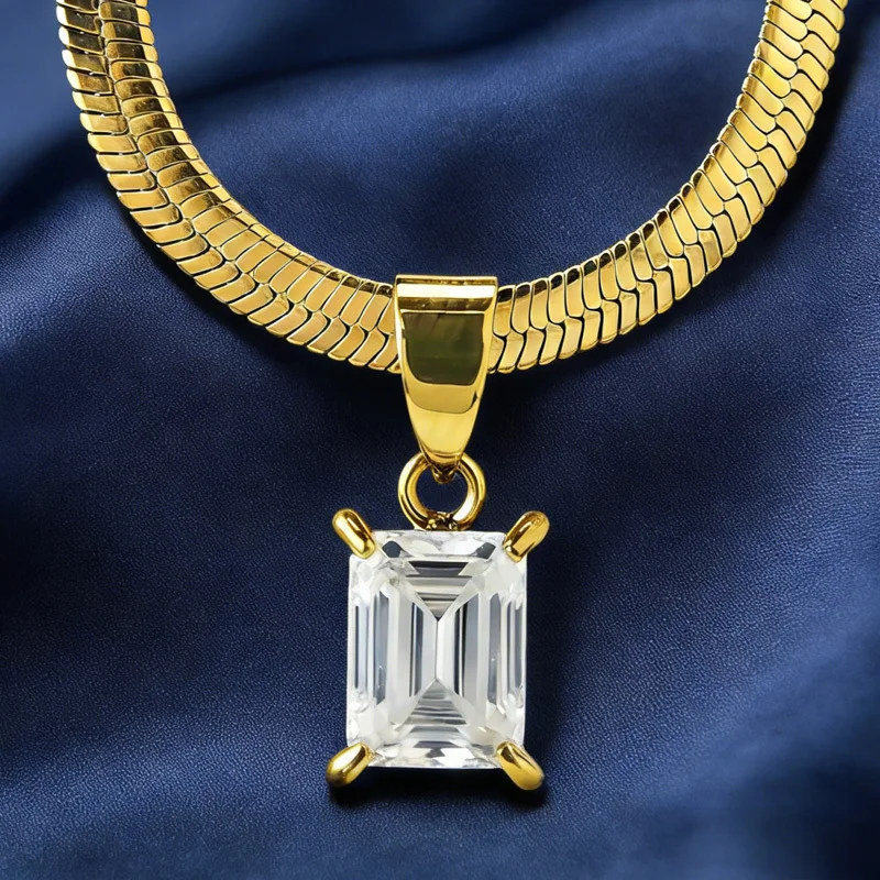 

1 шт. Золотое колье с прямоугольным синтетическим муассанитом 2.0 карата, сверкающее и роскошное, подходит как мужчинам, так и женщинам.
