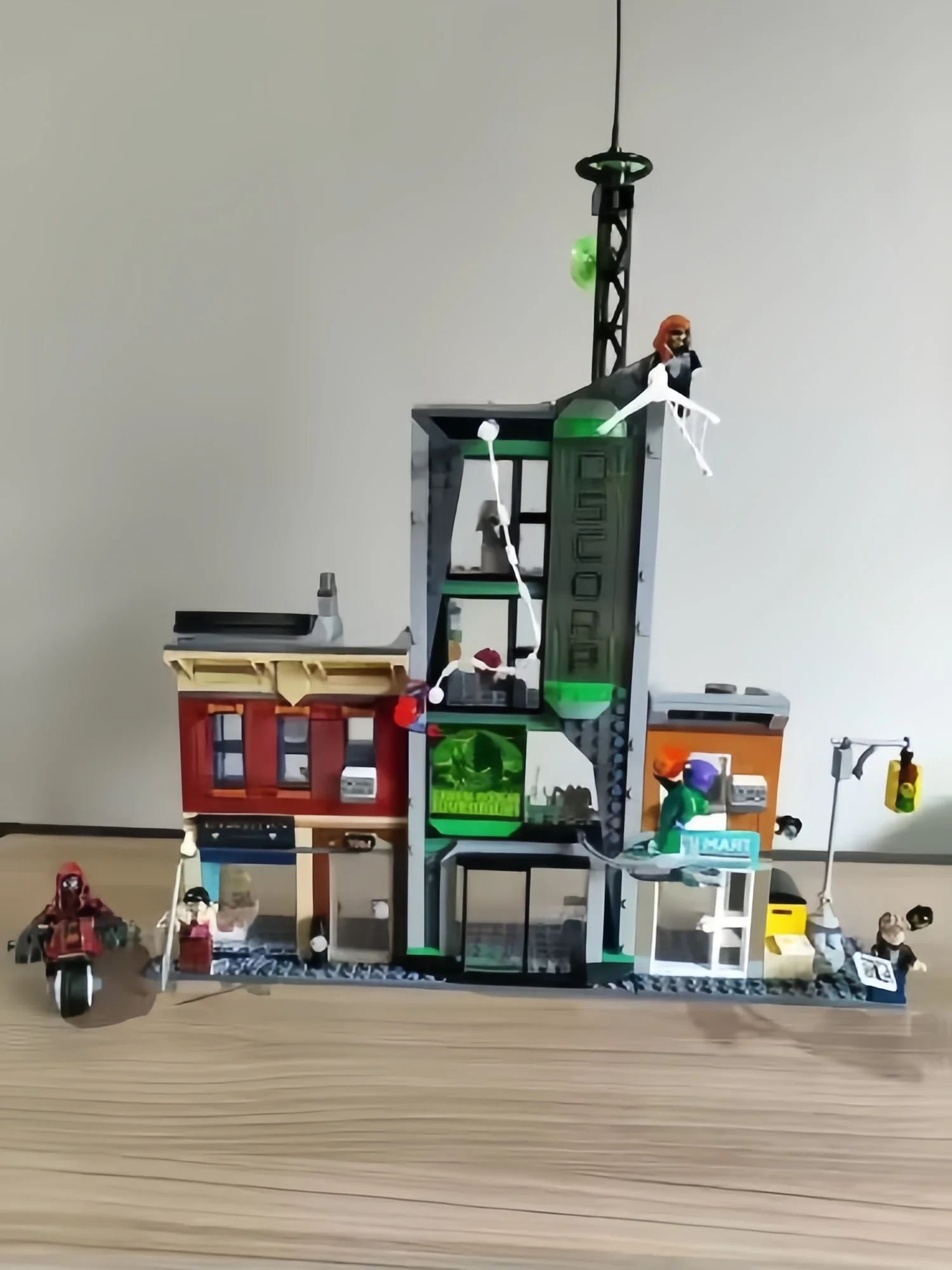 

Большой набор строительных блоков для сцены битвы MOC, 808 деталей, модель Башни Оскорп с героем знаменитого фильма, креативная игрушка, рождественский подарок [76324]