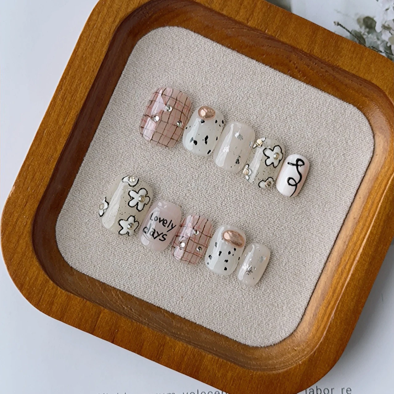 10Pcs Handmade Women Cute Sweet Brown White Grid Design Press on Nails Checkered Floral Pattern Short Round Wearable Fake Nails