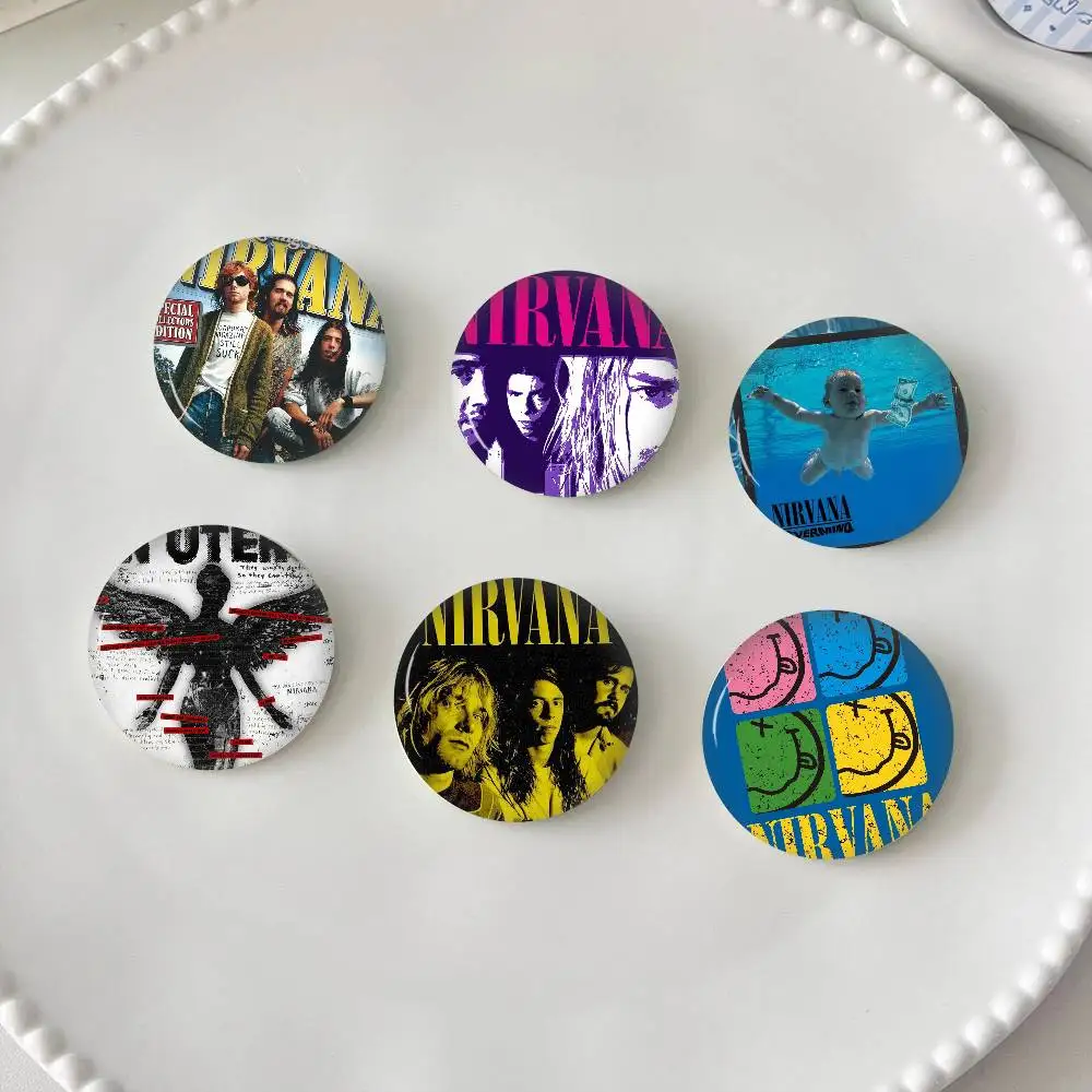 Rockband N-Nirvana Anime-Broschen, niedliche Cartoon-Abzeichen, Jacken- und Jeans-Reversnadel, Geschenk-Accessoire
