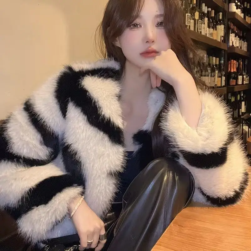 معاطف من الفرو الصناعي للأم والبنت مبطنة حرارية · ملابس شتوية متطابقة لعام 2024 · ملابس عائلية عصرية #2