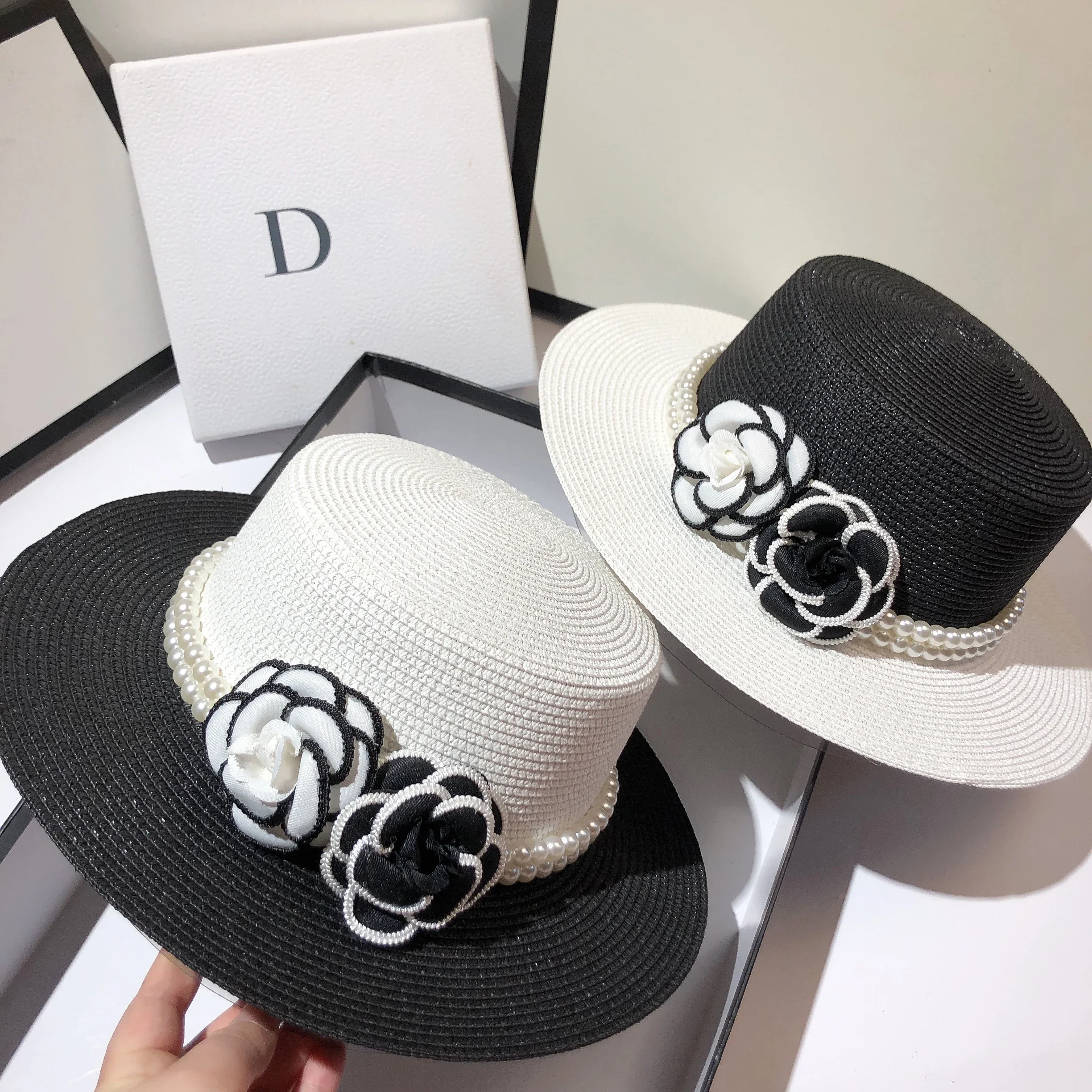 

new Design light light luxury small fragrance flat top hat women summer straw woven wild black and white flower wind sun hat