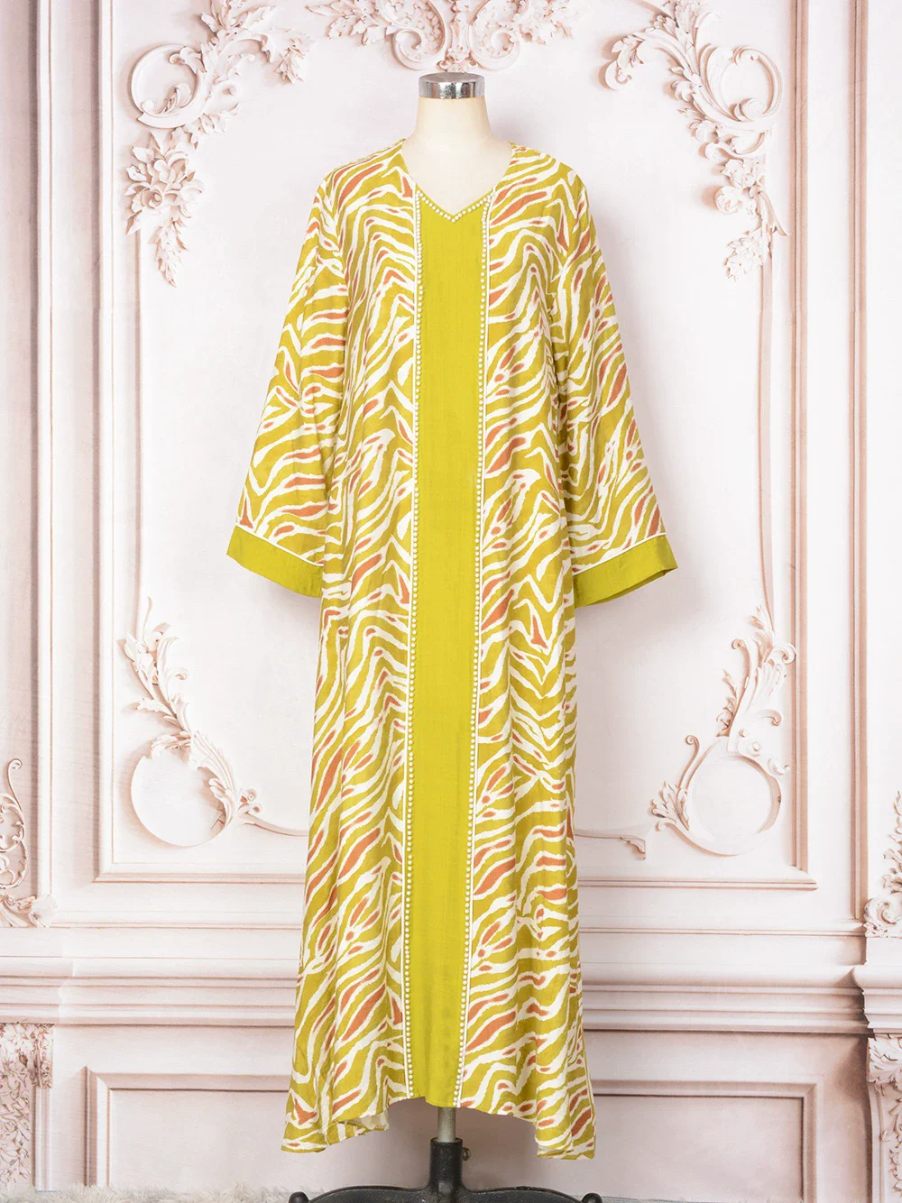 

Middle Eastern Muslim Luxury Fashion Women's Long Sleeve V-neck Nail Bead Pendant Dress Abaya Islamic Ramadan Elegant Robe