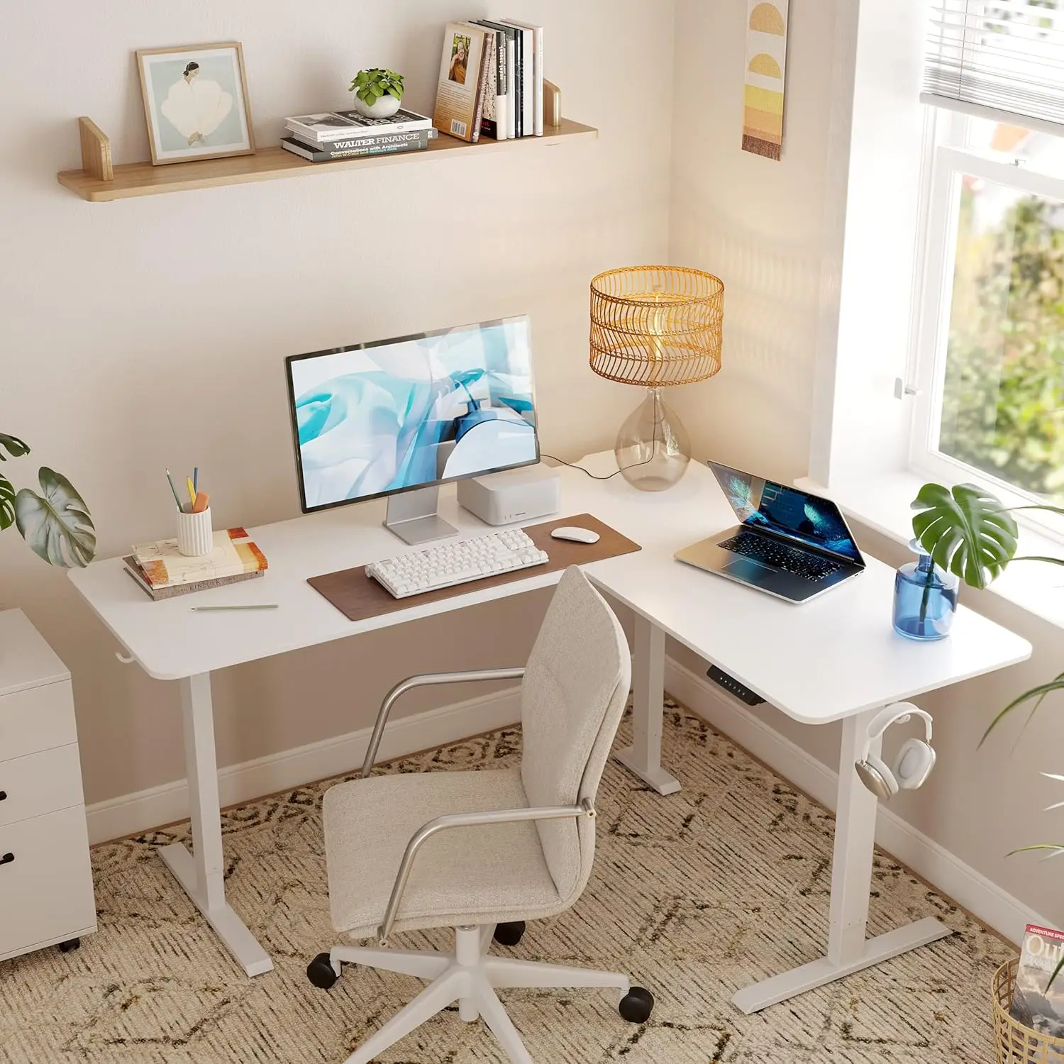 FEZIBO Mesa de pé em forma de L com altura ajustável, mesa de computador de canto elétrica de 63 polegadas, mesa de escritório em casa com suporte para sentar