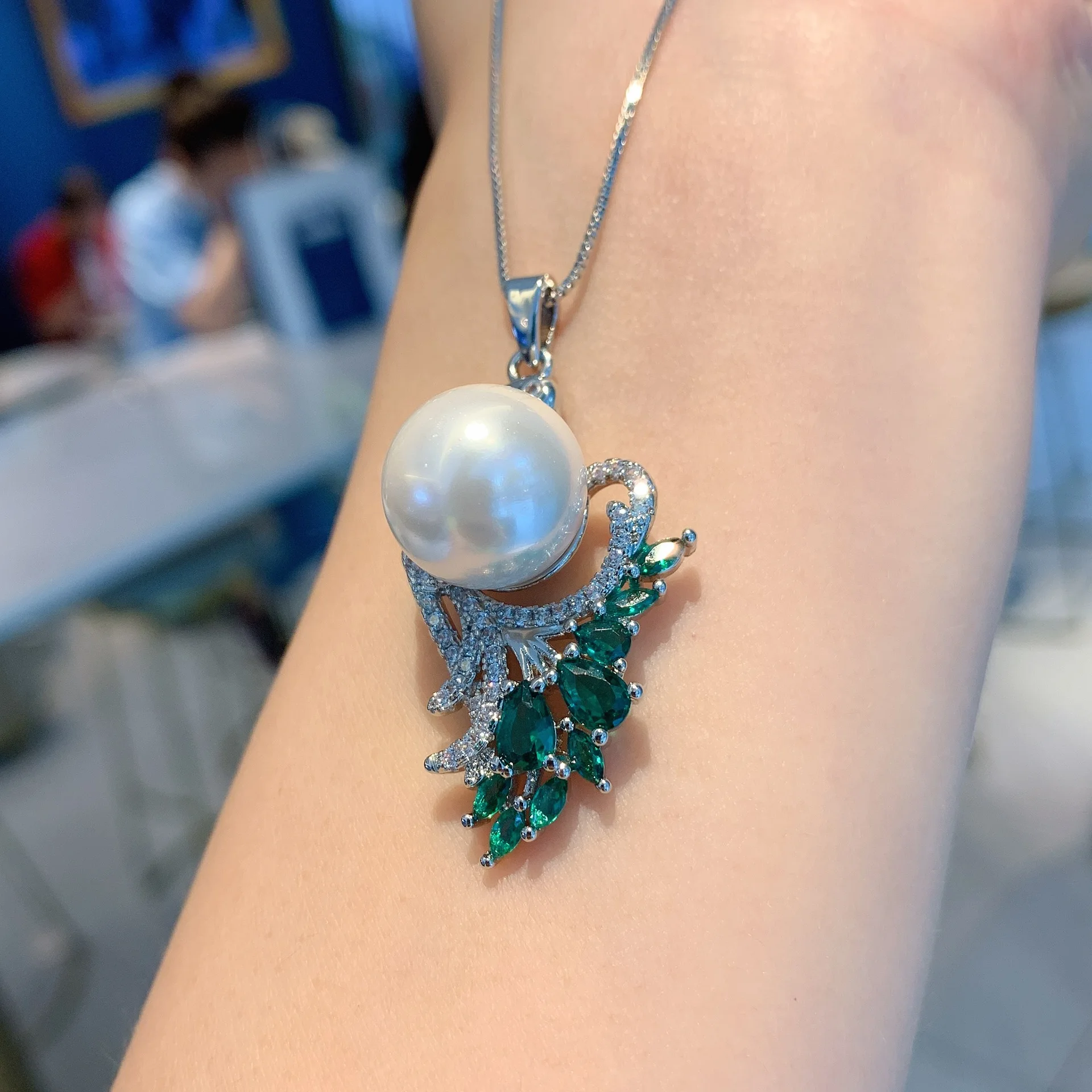 

2022 New Green Crystal Yellow Pearl Pendant Cubic Zirconia Necklace Women Leaf Angel Jewelry Virgin Valentines Day Gift Vintage