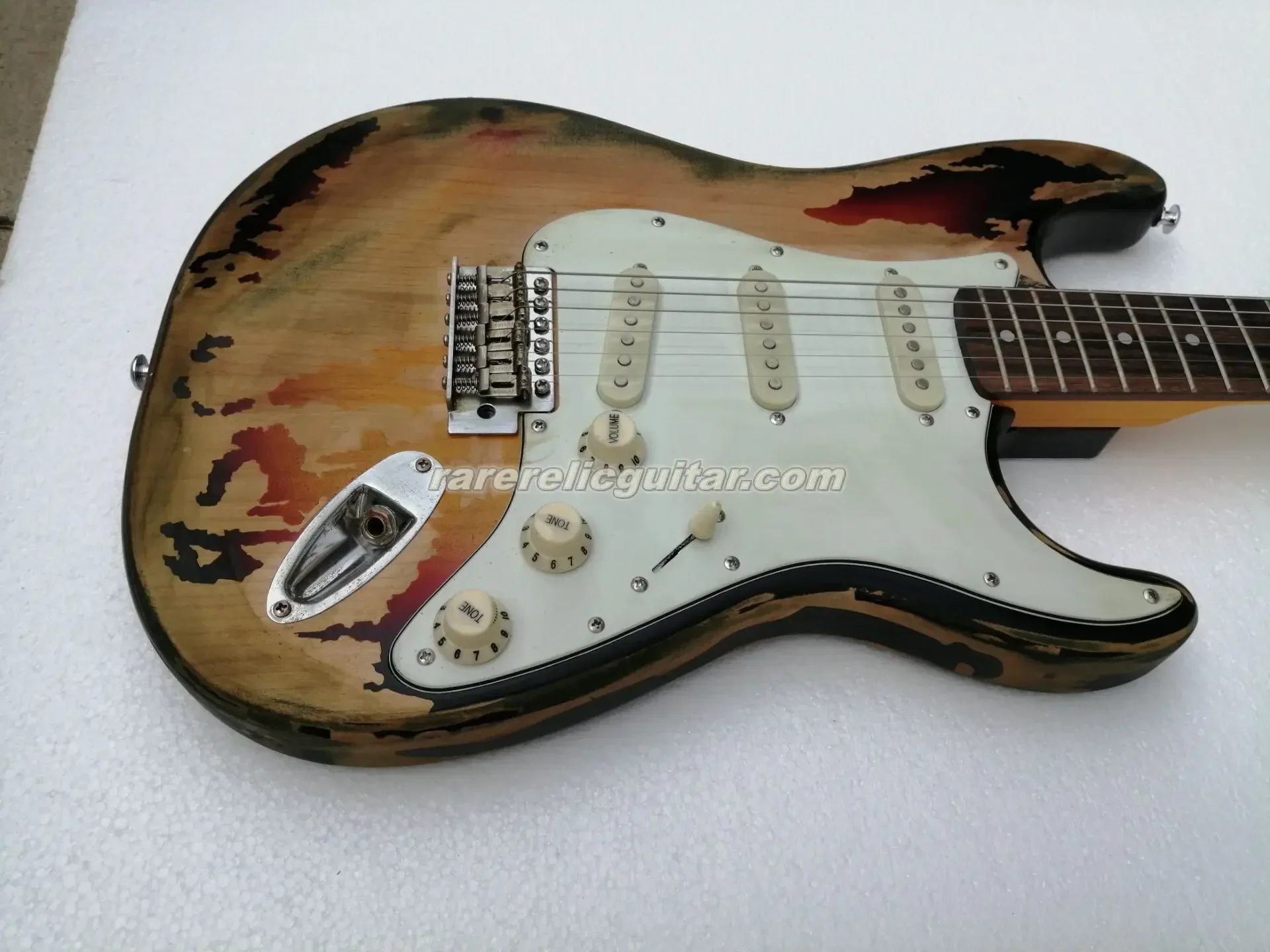 In Stock 1961 Rory Gallagher Heavy Relic 3 Tone Sunburst Electric Guitar Alder Body Aged Pickguard Tremolo bridge Whammy Bar