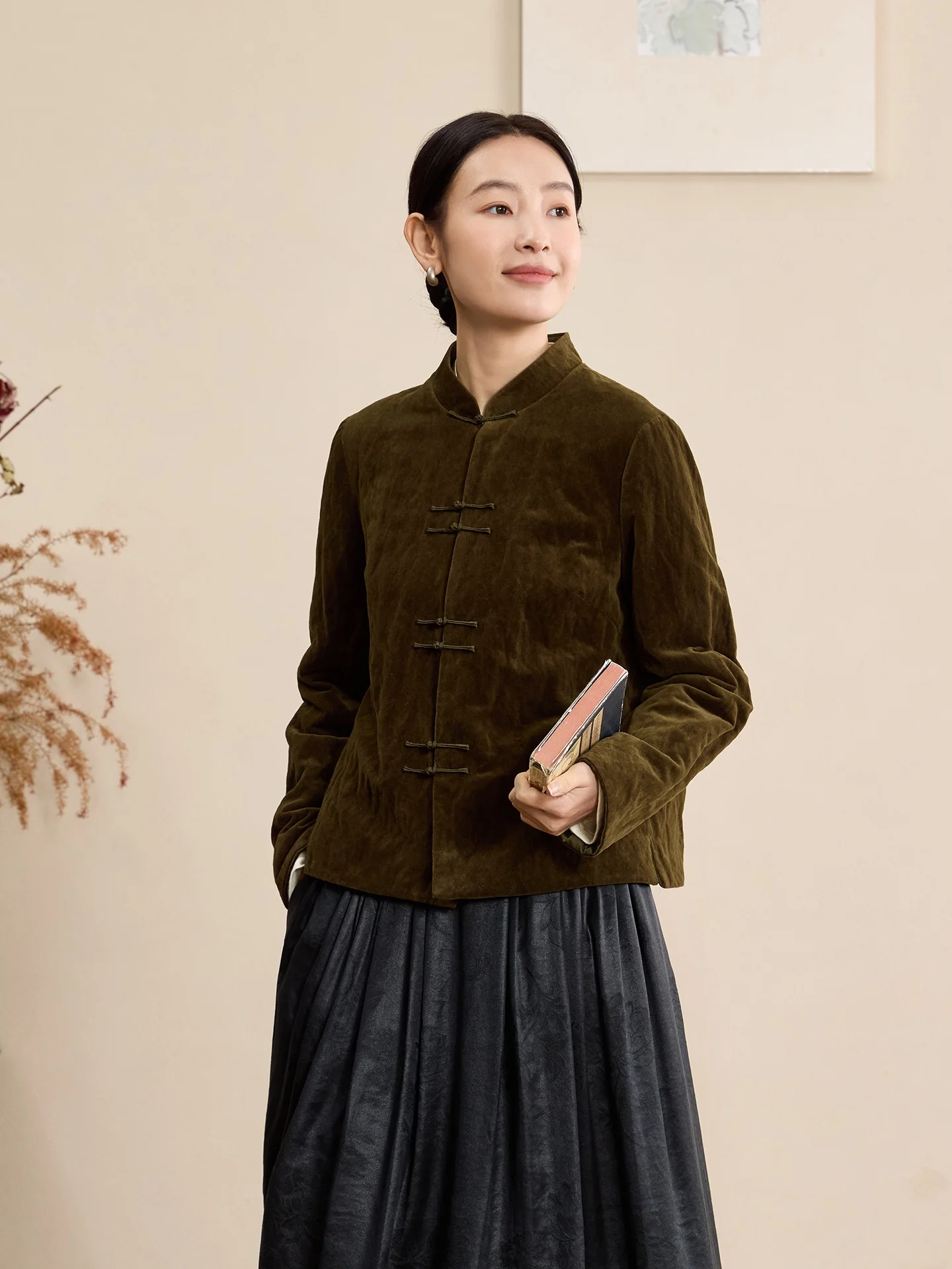 

Осенняя коллекция: Оригинальная ретро-куртка из легкого хлопкового вельвета с металлическим декором, приятная к телу, короткая верхняя одежда для женщин, модная.