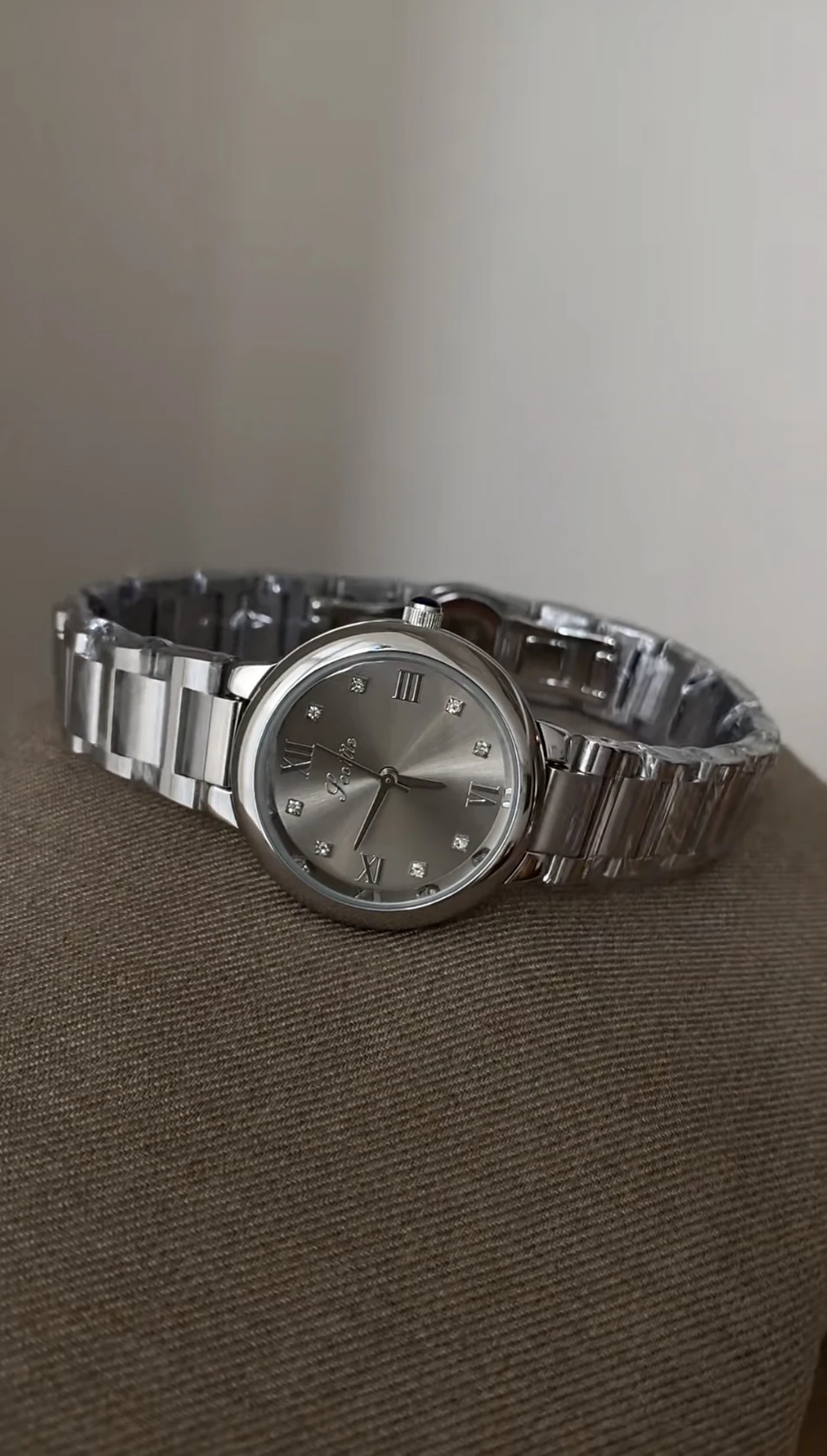 Exquisite Women'S Watch, Featuring A Grey Textured Silver-Grey Round Dial, A Sophisticated And Elegant Quartz Watch For Women.