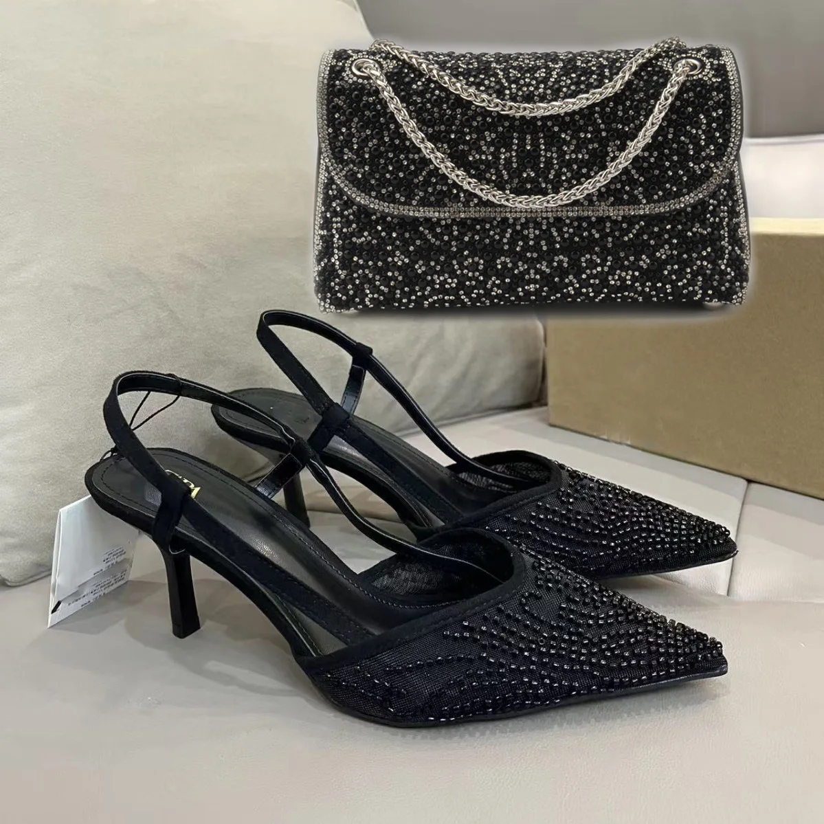 

Новые красивые женские туфли на высоком каблуке 2026 года: остроносые босоножки-стилеты с бисером и модная сумка через плечо с цепочкой и жемчугом