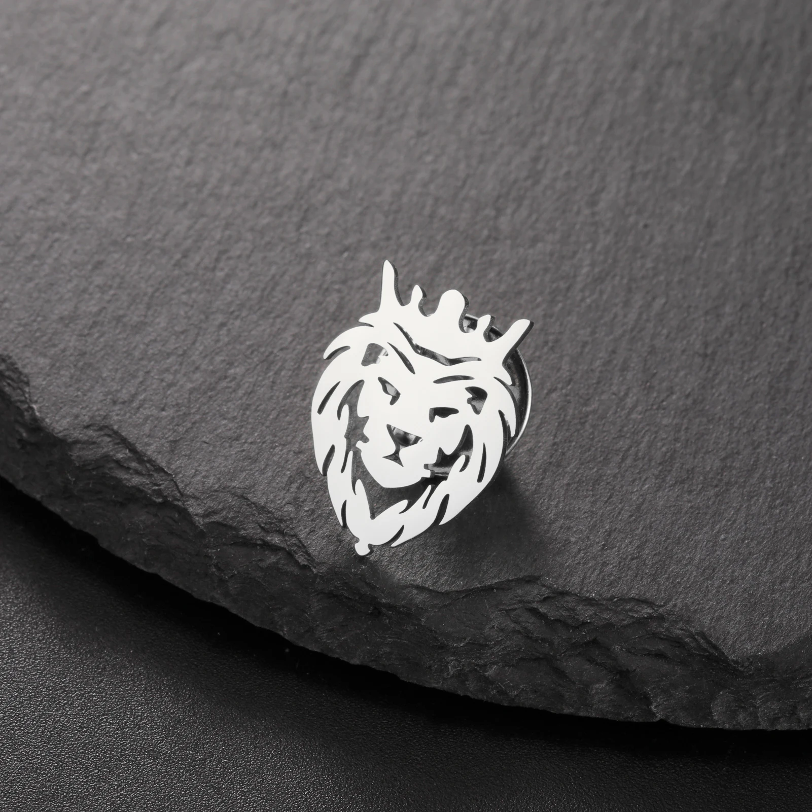 Skyrim Krone Löwe Pin Brosche für Männer Frauen Edelstahl Punk Tier Anzug Kragen Abzeichen Hochzeit Schmuck Geschenk Großhandel – Detail 4