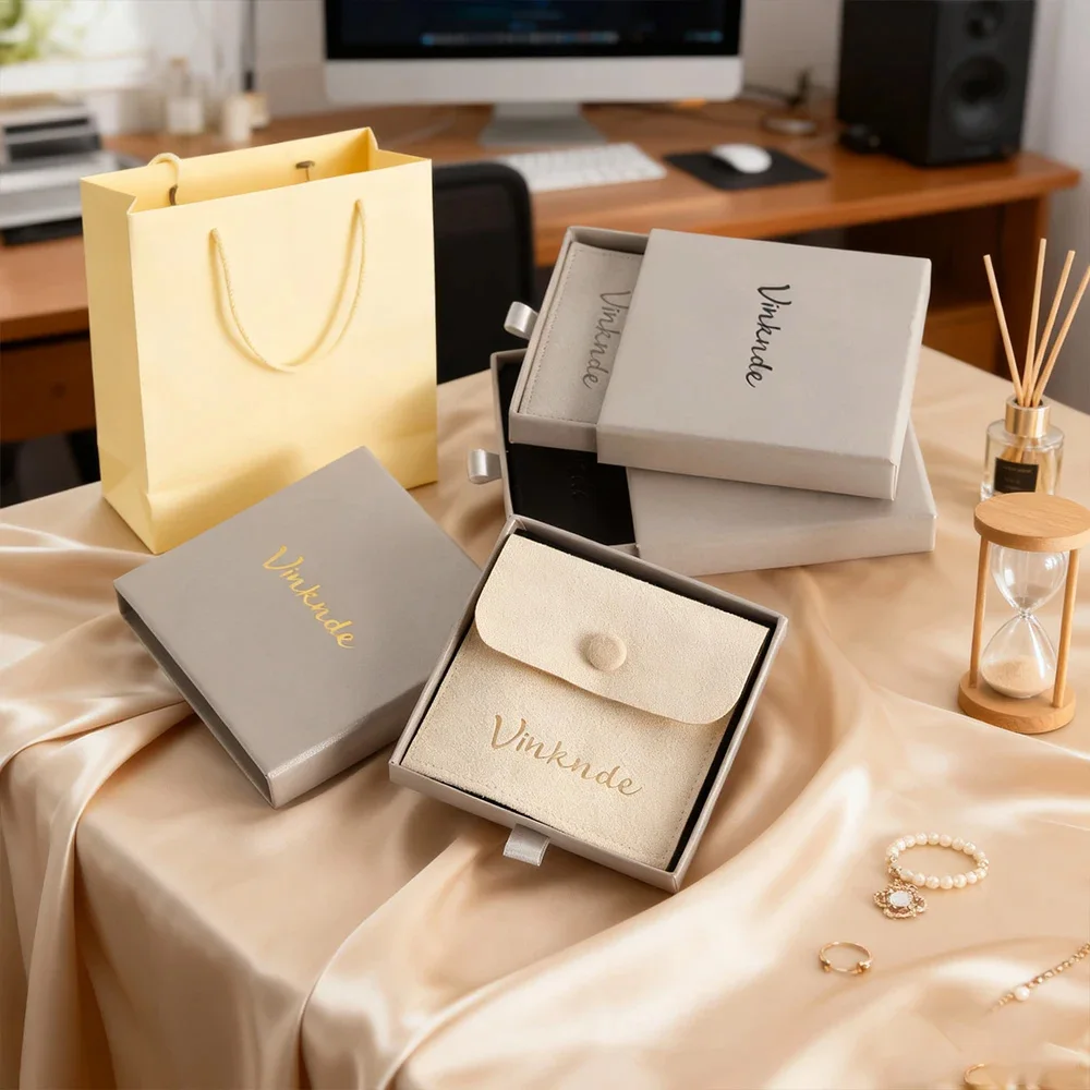 

Оптовая роскошная картонная коробка для ювелирных изделий 7x7x2,5 см с чехлом из микрофибры 6x6 см с индивидуальным логотипом для хранения свадебных подарочных колец