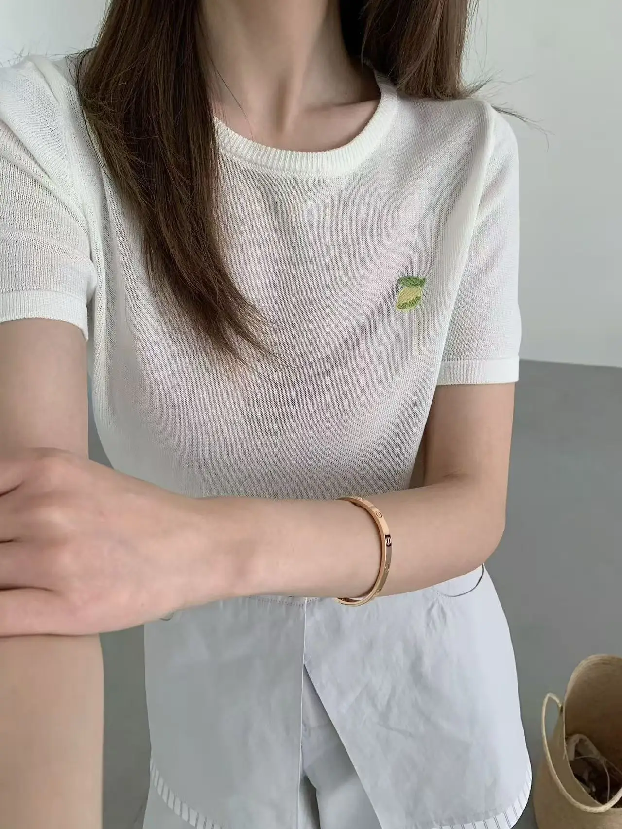 

Loose Women's Knitted Sweater Cherry Embroidery Vest T-irt Overhead Soft Long Sve V-ne Anti-stain Regular Fit